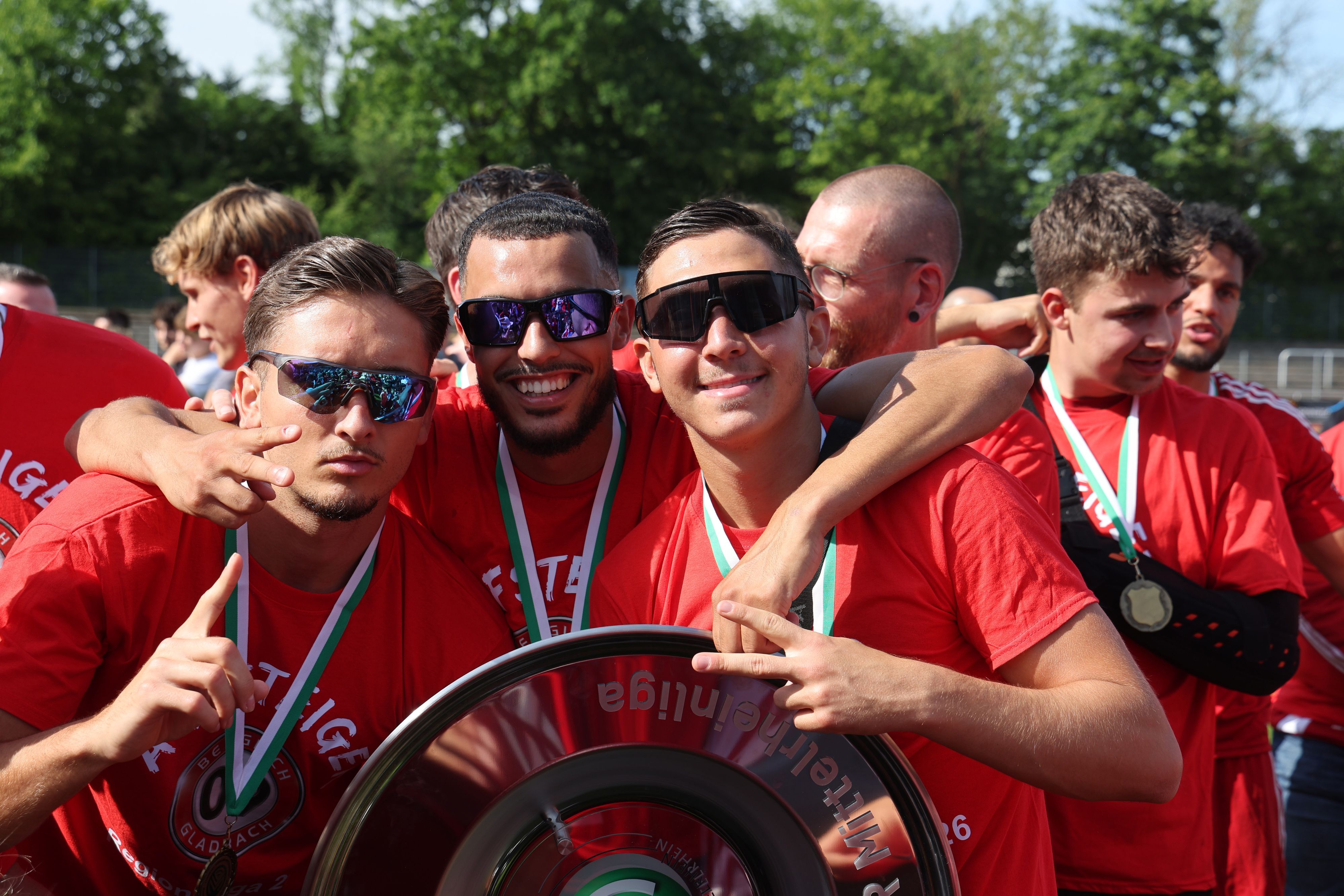 Die Spieler feiern mit Sonnenbrillen
