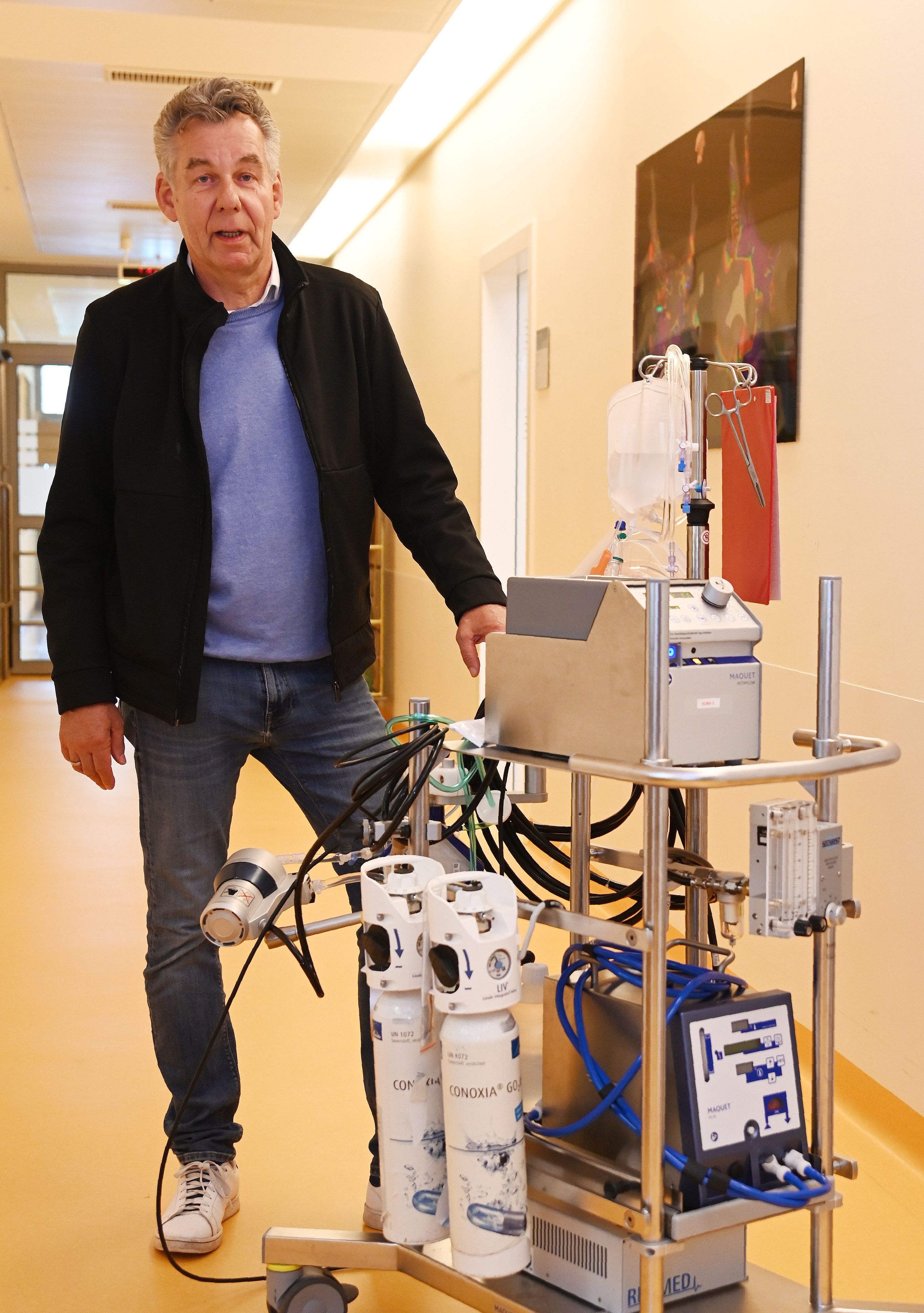 Peter Wessling und eine Herz-Lungen-Maschine – eine solche Ecmo hat ihm im Herzzentrum der Uniklinik Köln nach einem Herzinfarkt das Leben gerettet.