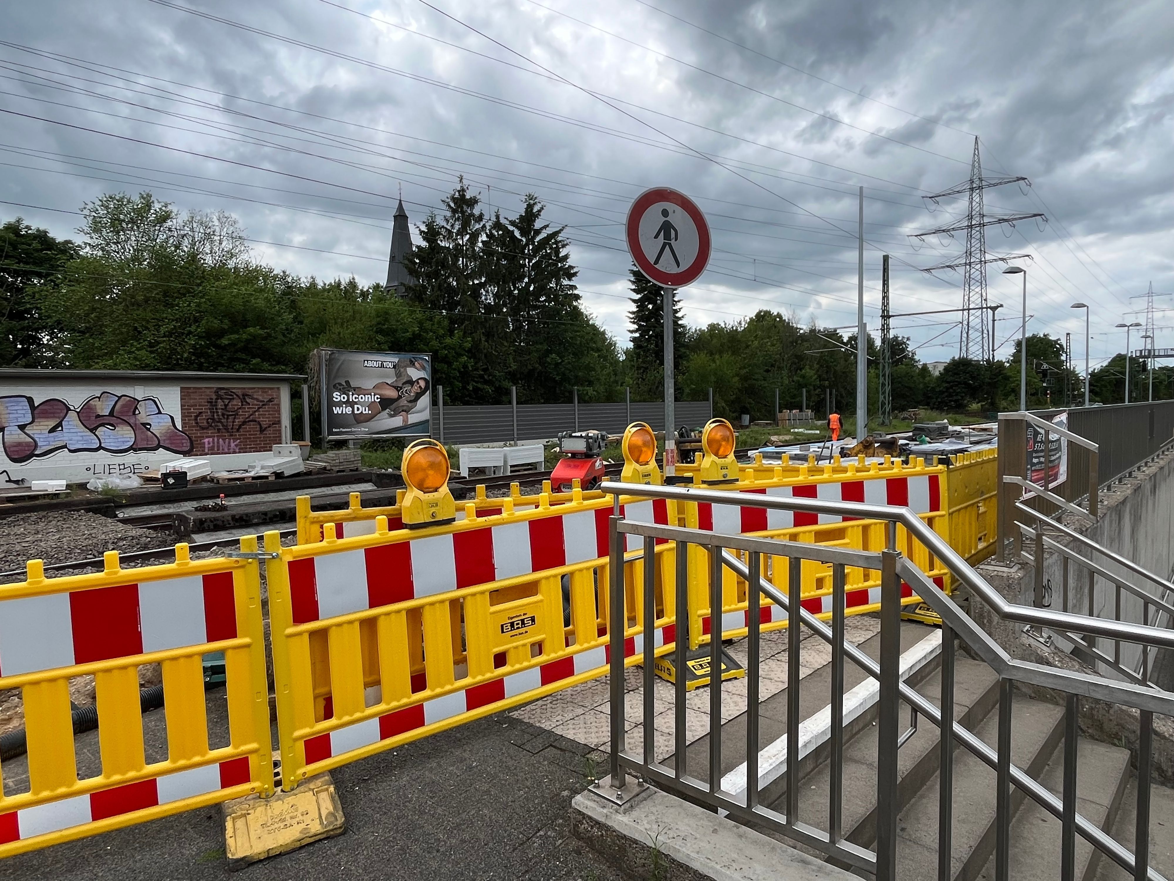 Absperrung am Bahnhof Manfort
