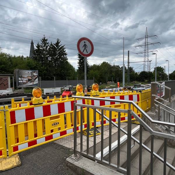 Absperrung am Bahnhof Manfort