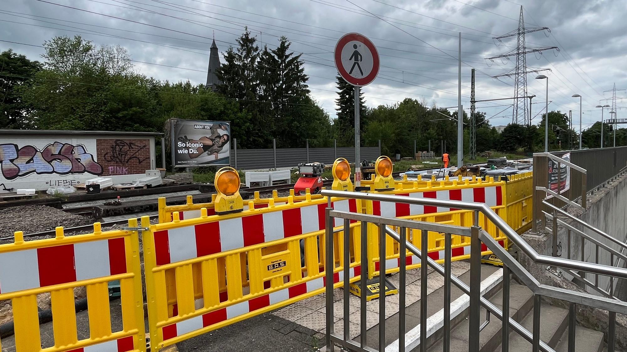 Absperrung am Bahnhof Manfort