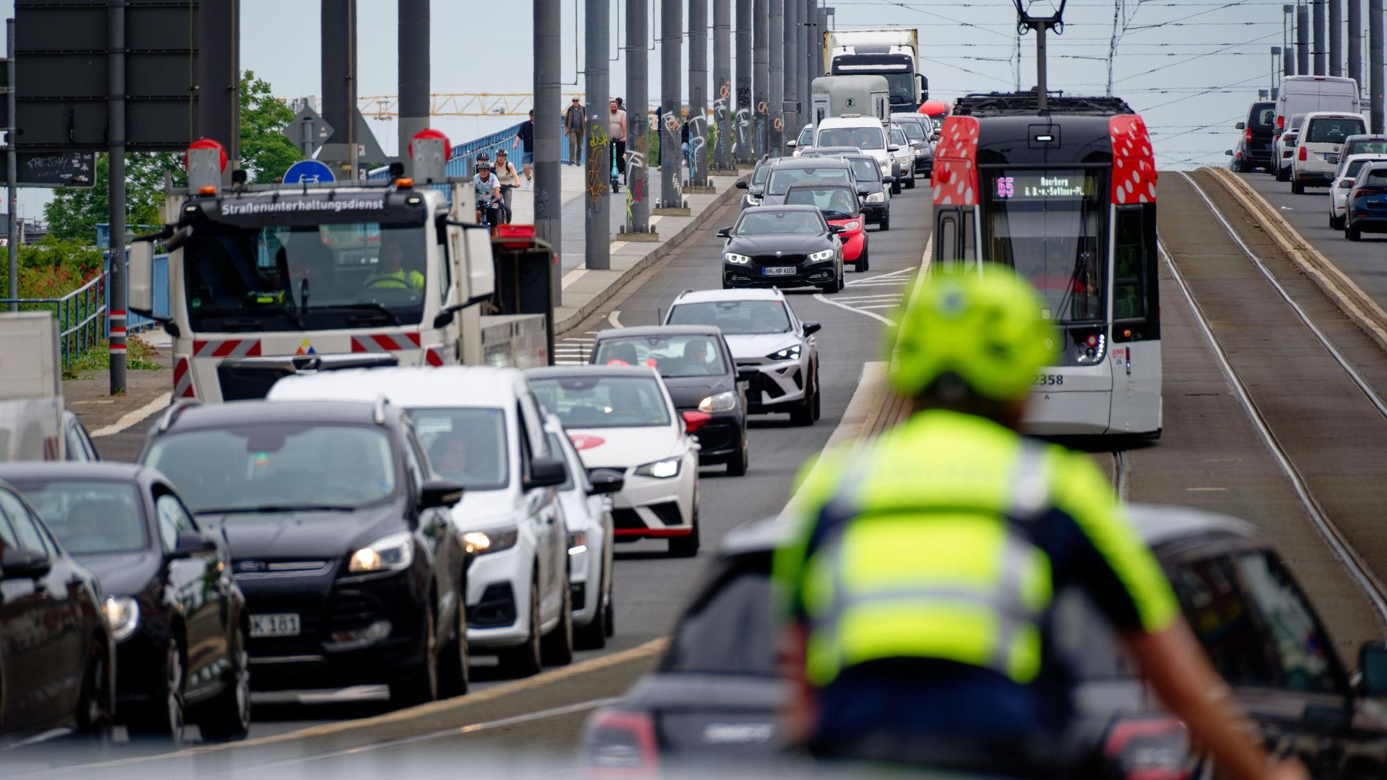 Fahrzeuge stehen auf der Kennedybrücke in der Bonner Innenstadt im Stau. Nach Sperrung der Nordbrücke verdichtet sich der Verkehr in der Innenstadt.