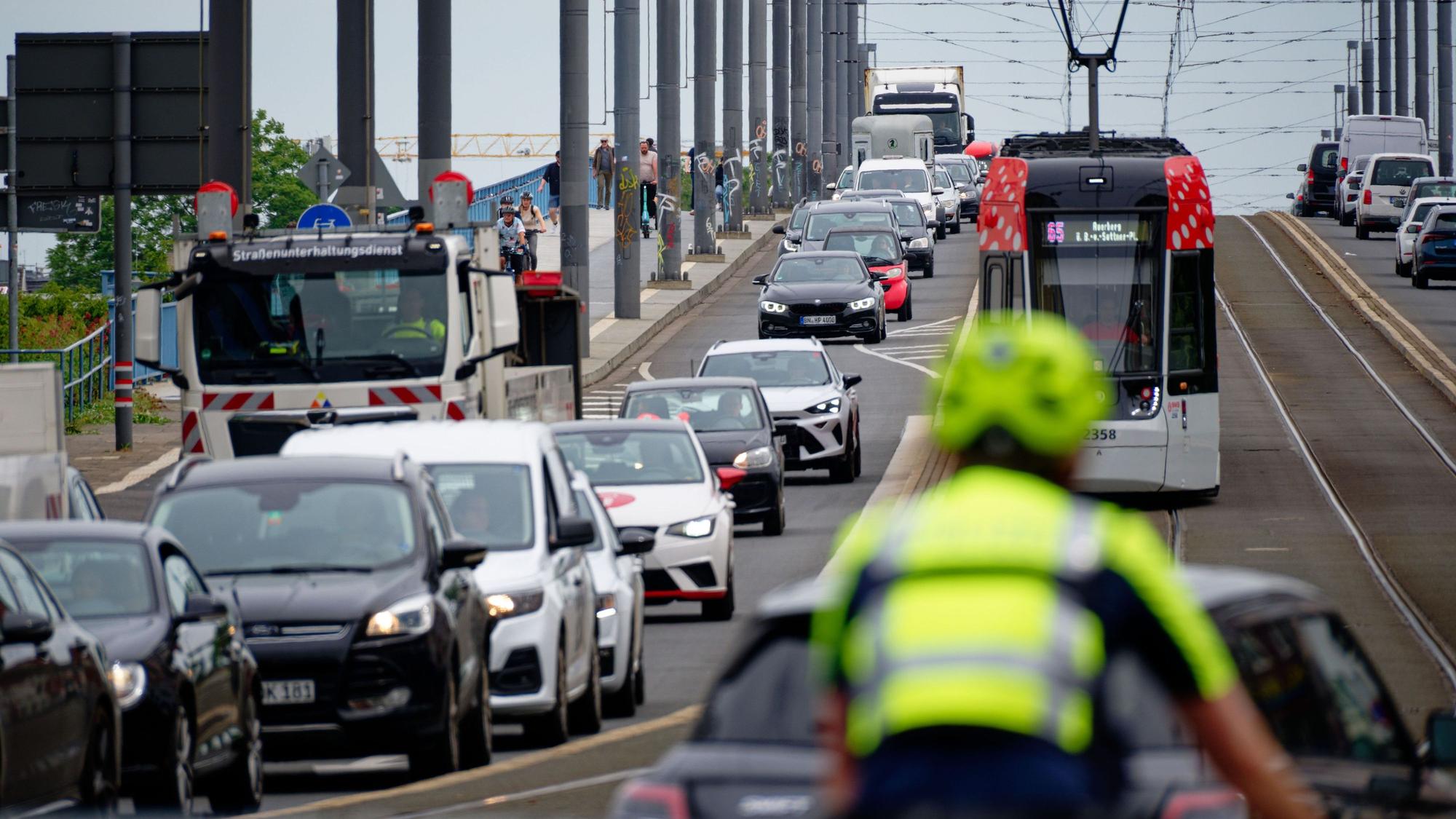 08.06.2026, Nordrhein-Westfalen, Bonn: Fahrzeuge stehen auf der Kennedybrücke in der Bonner Innenstadt im Stau. Nach Sperrung der Nordbrücke verdichtet sich der Verkehr in der Innenstadt. Foto: Henning Kaiser/dpa +++ dpa-Bildfunk +++