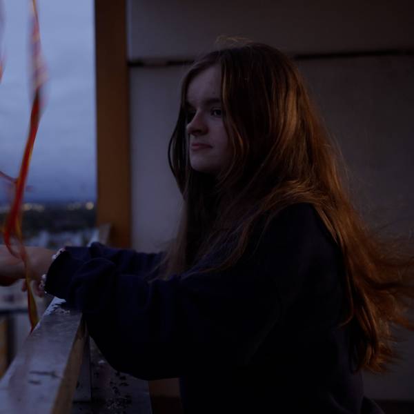 Zu sehen ist Lydia, die jugendliche Teilnehmerin der Jugendfilmakademie der OT „Die Villa“. Sie spielt in „Supernowa“ die Hauptrolle.
