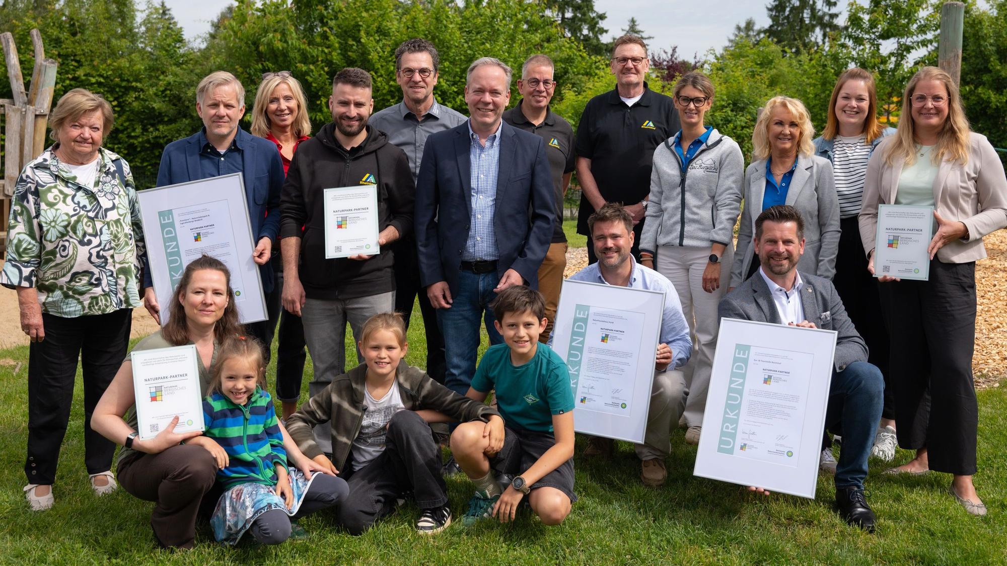 Ein neues Zertifikat des Naturparks Bergisches Land weist ab sofort Institutionen als verlässliche Partner der Ausflugsregion aus. Im Waldbröler Naturerlebnispark Panarbora sind jetzt die ersten drei Zertifikate vergeben worden – an Panarbora, an die Kur- und Touristinfo der Gemeinde Reichshof sowie an das Naturfreundehaus Hardt in Bergisch Gladbach.