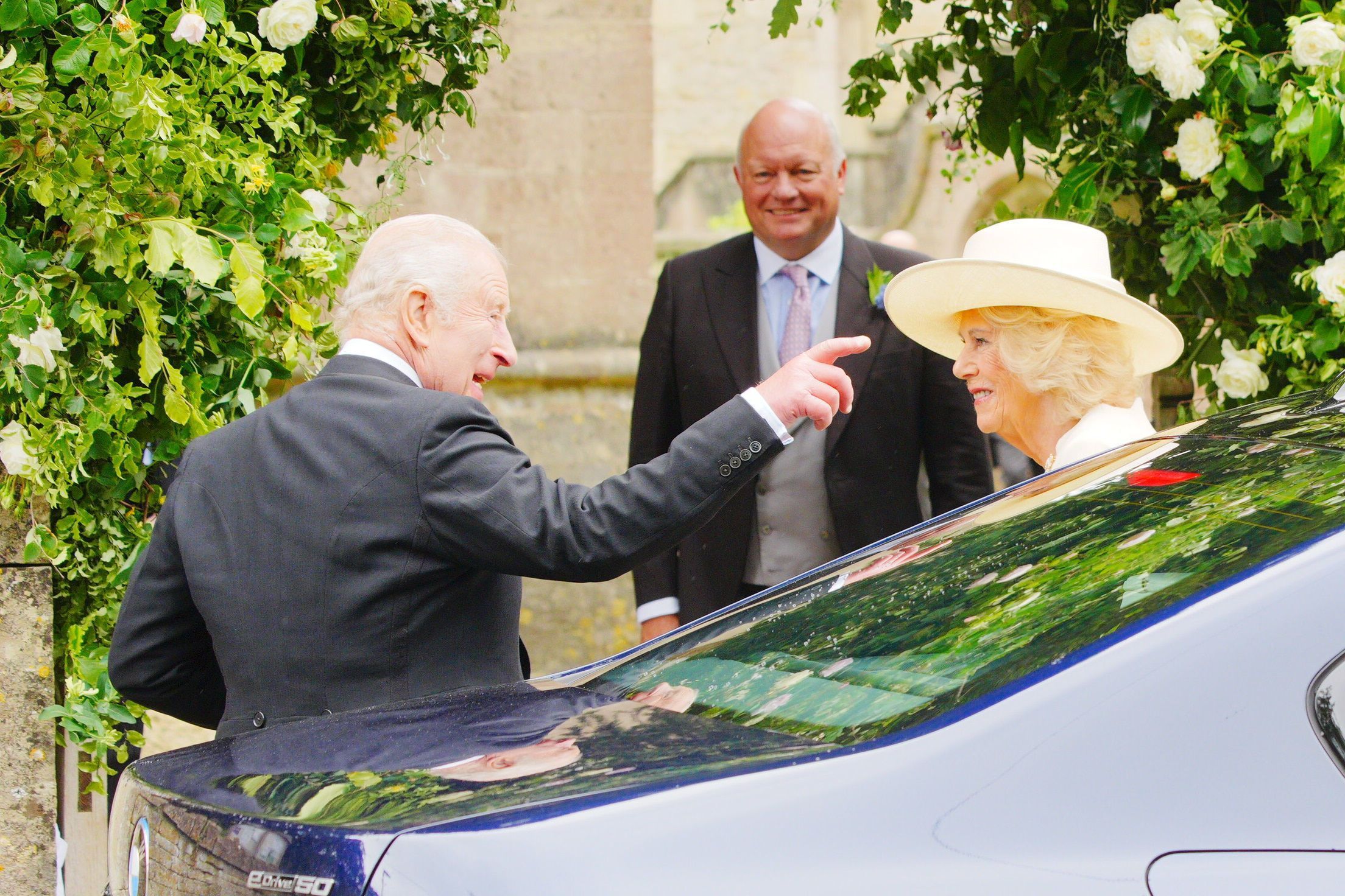 König Charles III und Königin Camilla bei der Hochzeit von Harriet Sperling und Peter Phillips in der All Saints Church in Kemble, Gloucestershire.