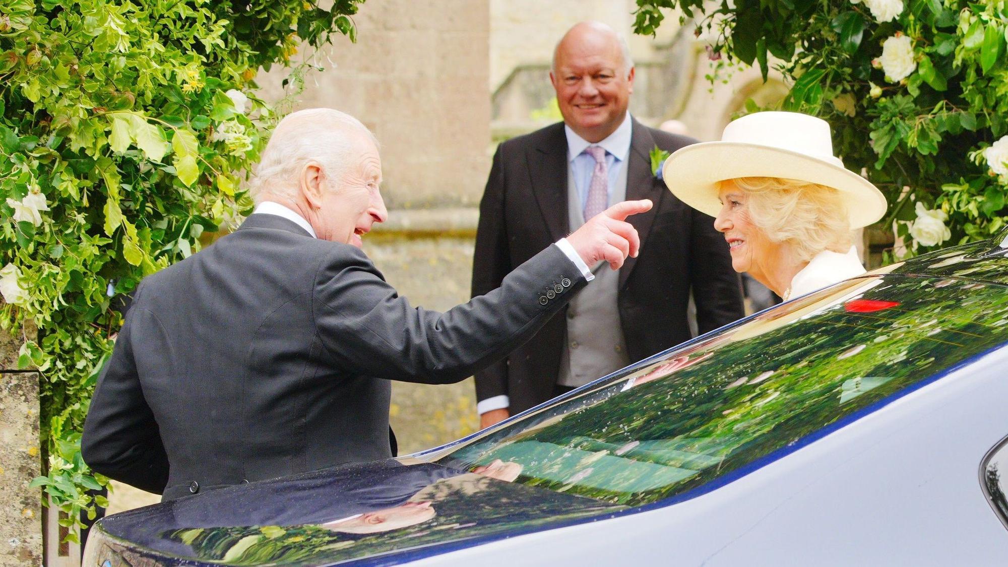 König Charles III und Königin Camilla bei der Hochzeit von Harriet Sperling und Peter Phillips in der All Saints Church in Kemble, Gloucestershire.