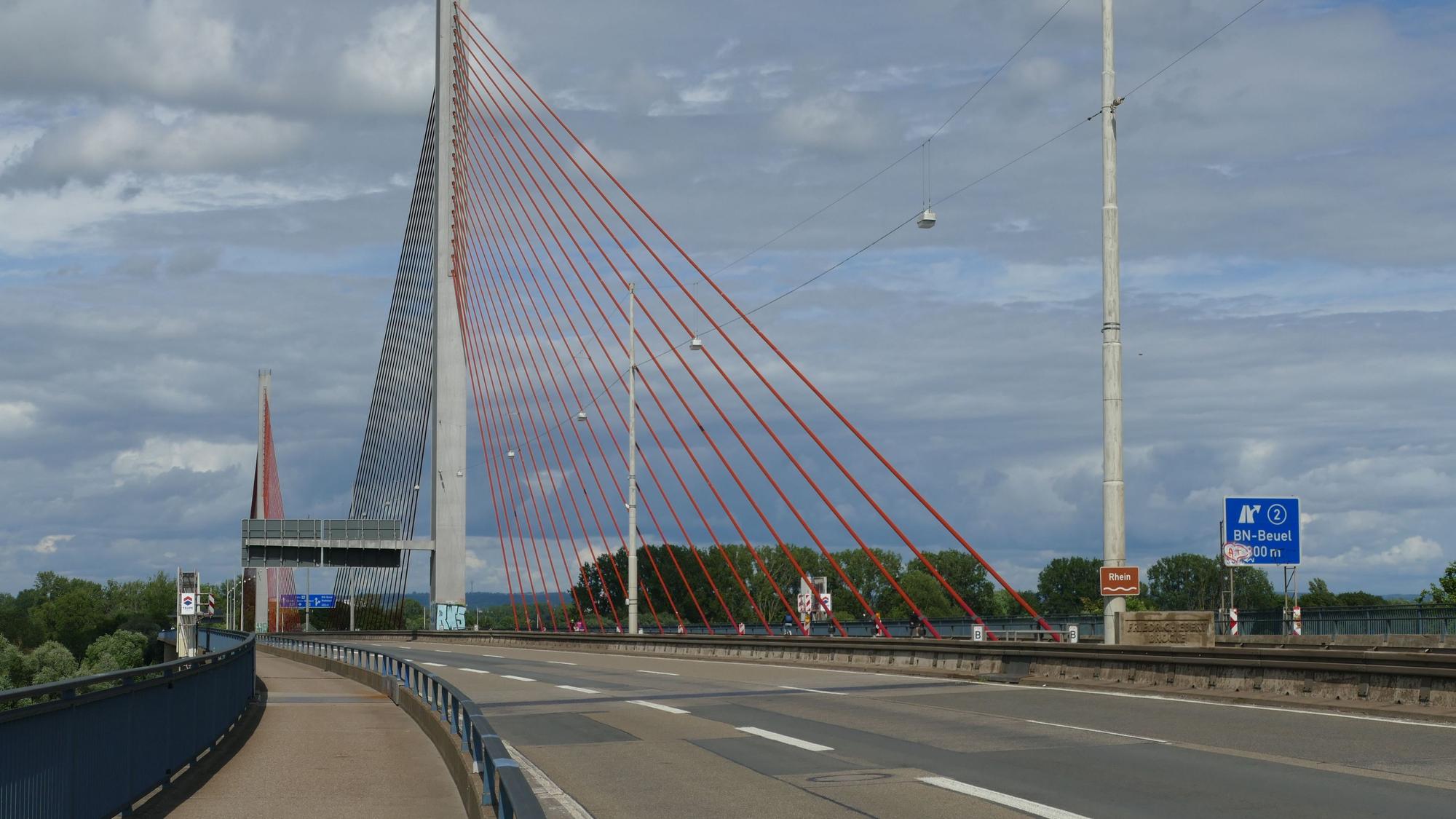 Auch für Radfahrer ist die Brücke gesperrt worden.