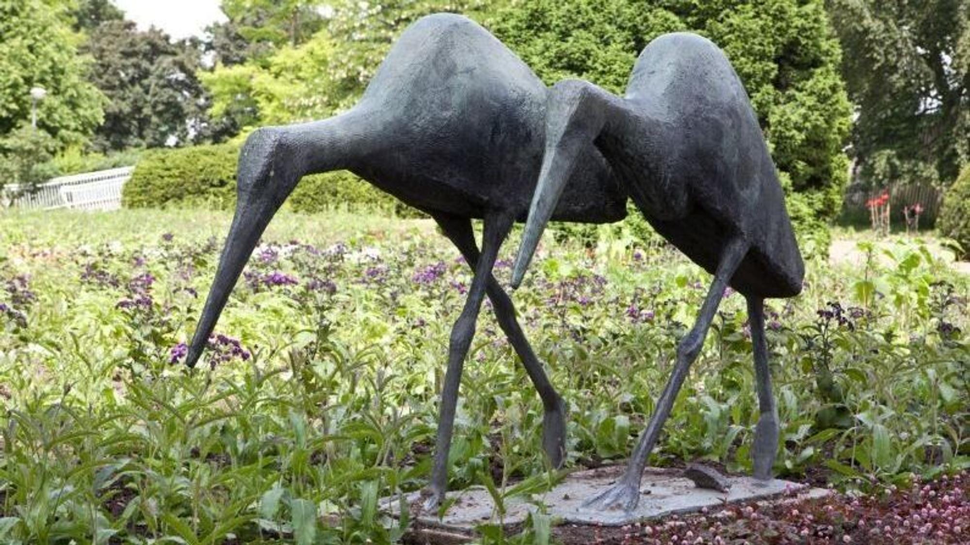 Die Bronzeskulptur „Zwei Störche“ des Bildhauers Philipp Harth wurde Ende Mai aus dem Rheinpark entwendet.