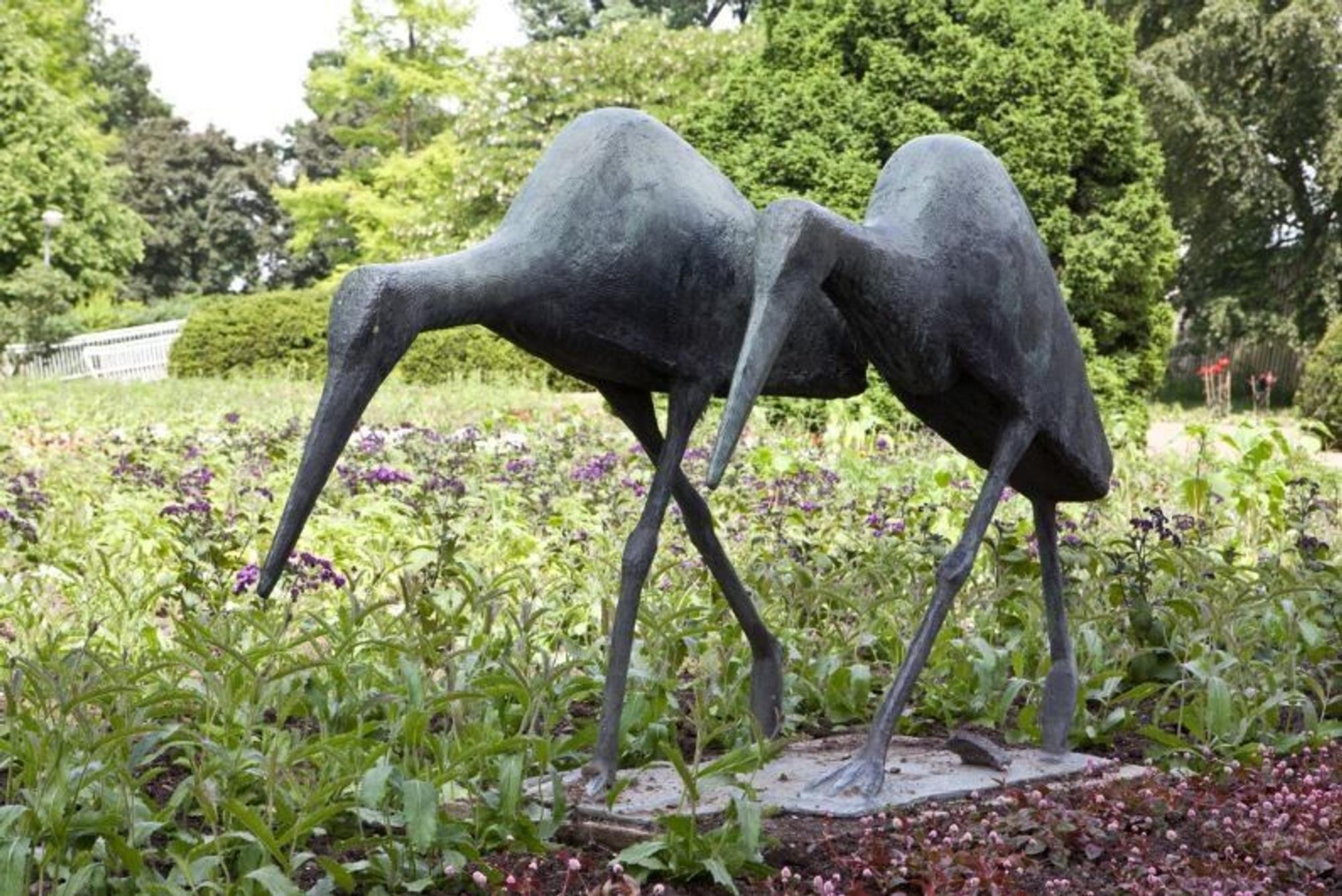 Die Bronzeplastik „Zwei Störche“ des Bildhauers Philipp Harth wurde aus dem Rheinpark in Köln-Deutz gestohlen.