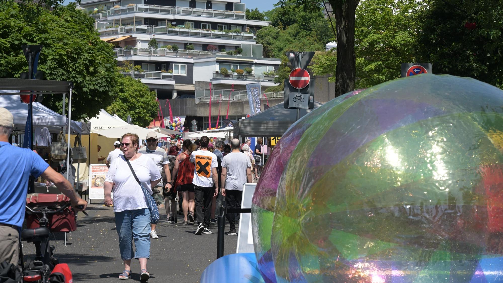 Das Foto zeigt Menschen, die beim Schlossstadtfest über die Schloßstraße flanieren