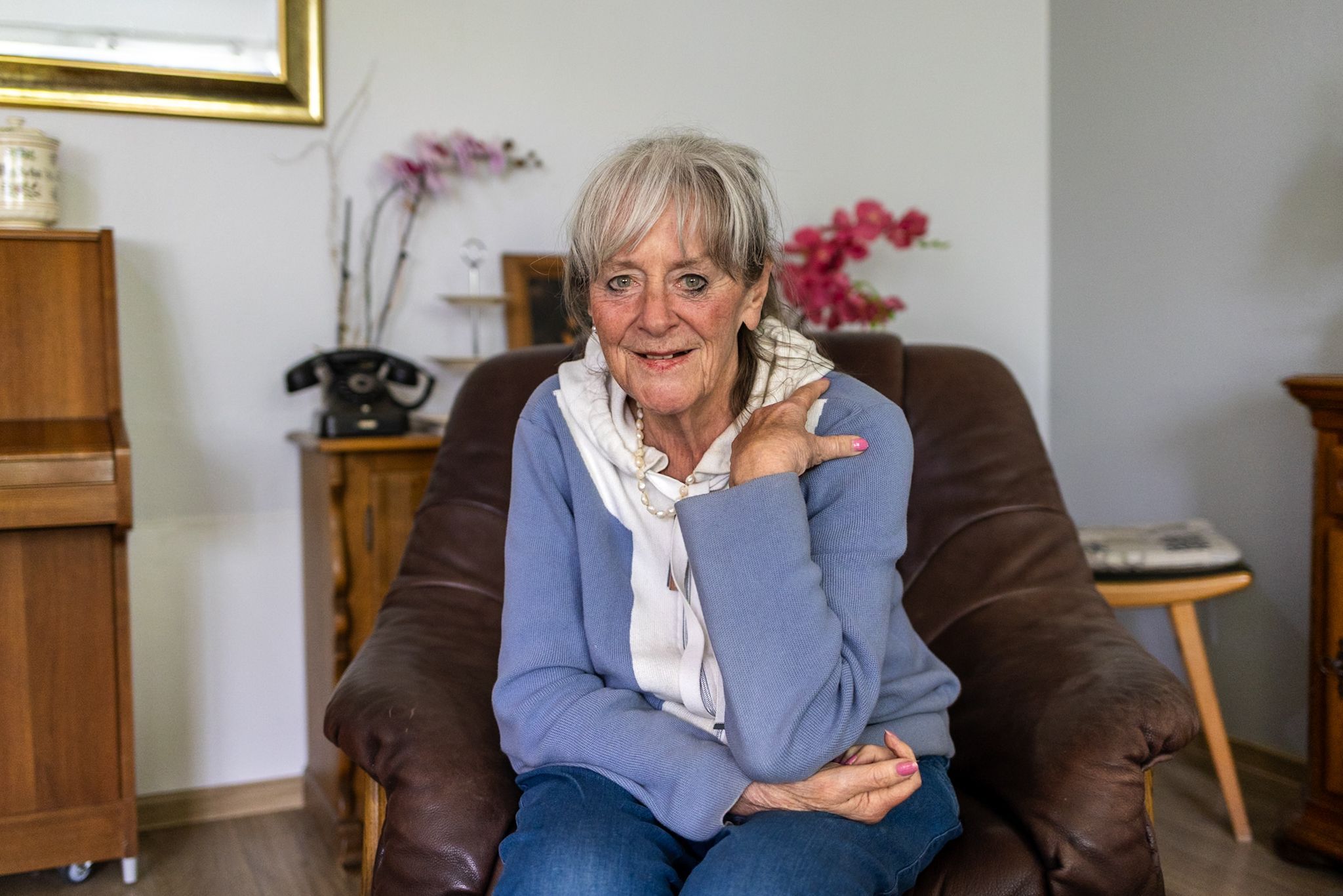 Eine Frau in blauer Jacke blickt in die Kamera