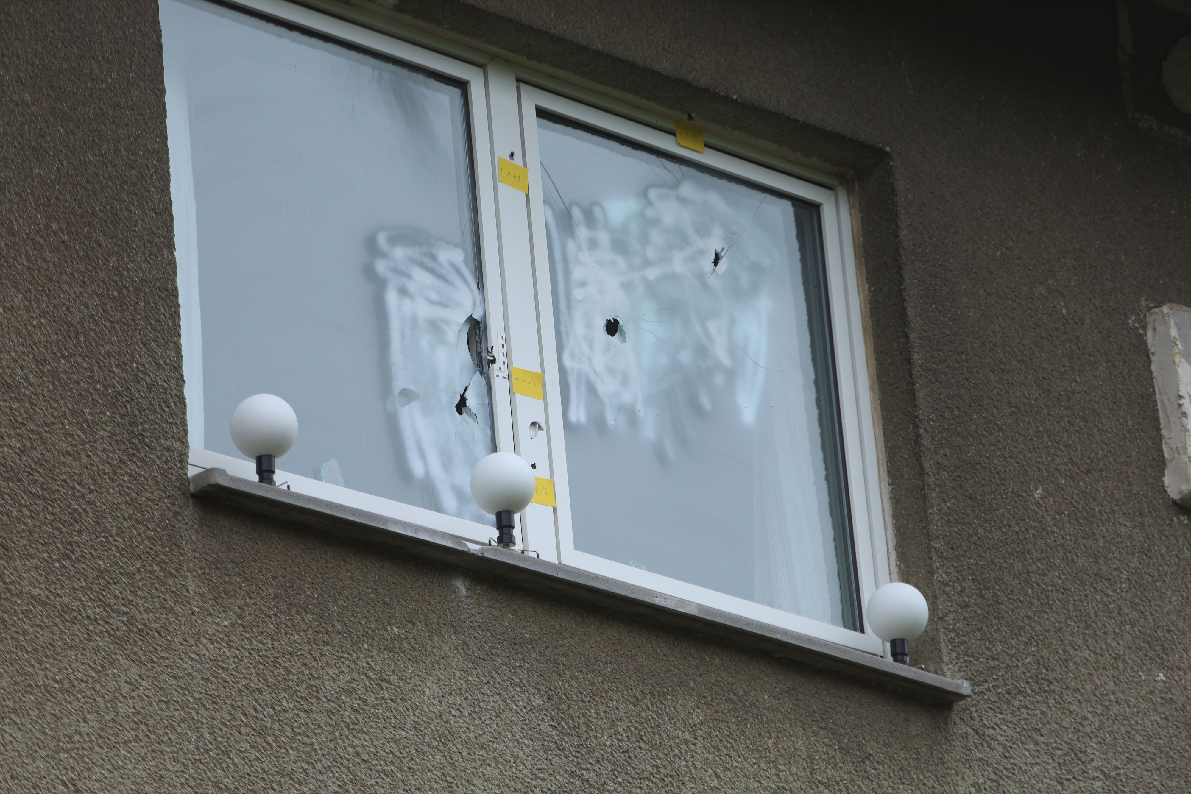 Unbekannte Täter und Täterinnen haben in der Nacht zu Montag Schüsse auf ein Mehrfamilienhaus in Bilderstöckchen abgegeben.