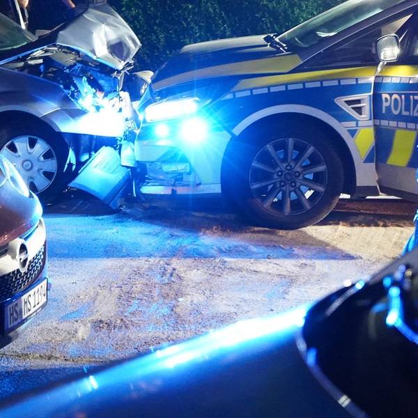 Nach einer Verfolgungsjagd in Aachen im Mai dieses Jahres ist der flüchtende Autofahrer frontal mit einem Streifenwagen der Polizei zusammengestoßen.
