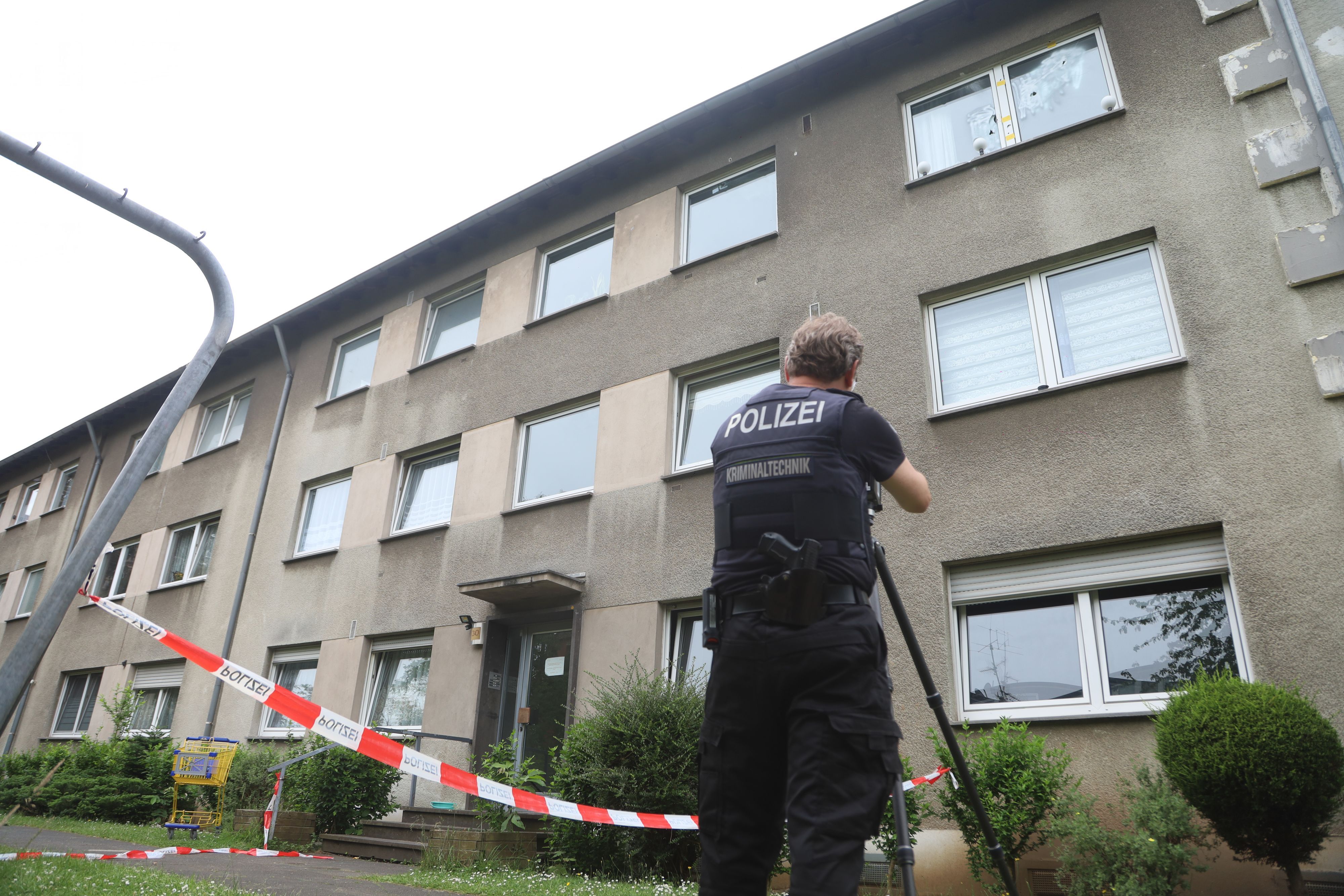 08.06.2026, Köln: Unbekannte Täter und Täterinnen haben in der Nacht zu Montag Schüsse auf ein Mehrfamilienhaus in Bilderstöckchen abgegeben. Anwohnende der Vogesenstraße hatten die Polizei alarmiert, nachdem sie die Schüsse wahrgenommen hatten. Nun wird ermittelt. Foto: Arton Krasniqi