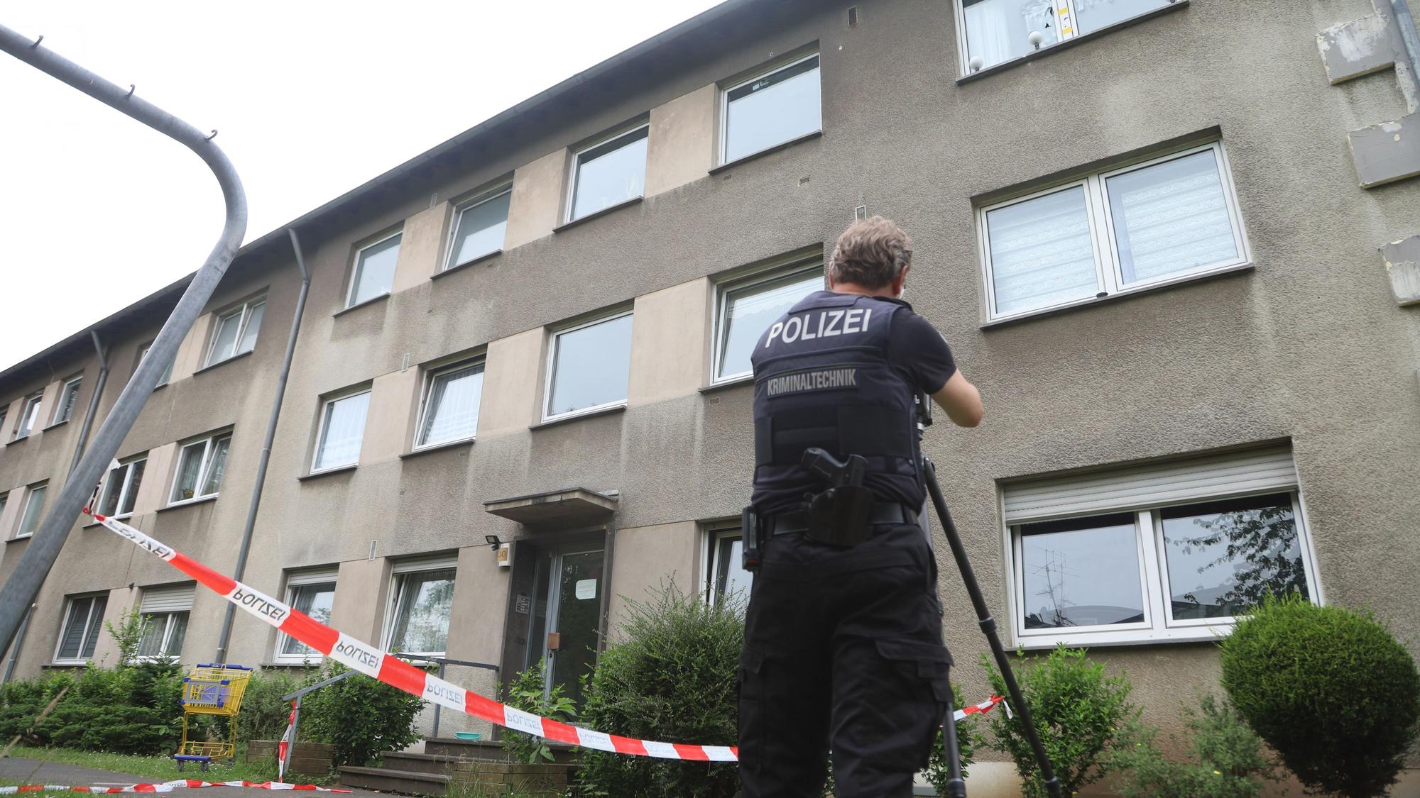 08.06.2026, Köln: Unbekannte Täter und Täterinnen haben in der Nacht zu Montag Schüsse auf ein Mehrfamilienhaus in Bilderstöckchen abgegeben. Anwohnende der Vogesenstraße hatten die Polizei alarmiert, nachdem sie die Schüsse wahrgenommen hatten. Nun wird ermittelt. Foto: Arton Krasniqi