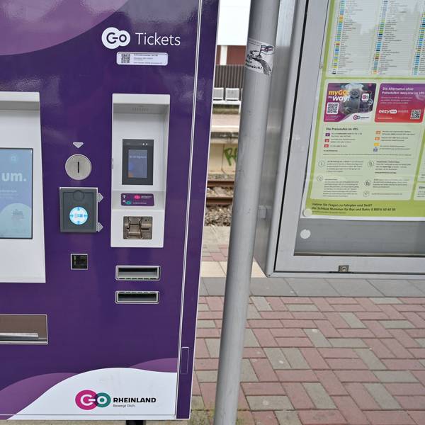 Das Foto zeigt einen Fahrkartenautomaten.