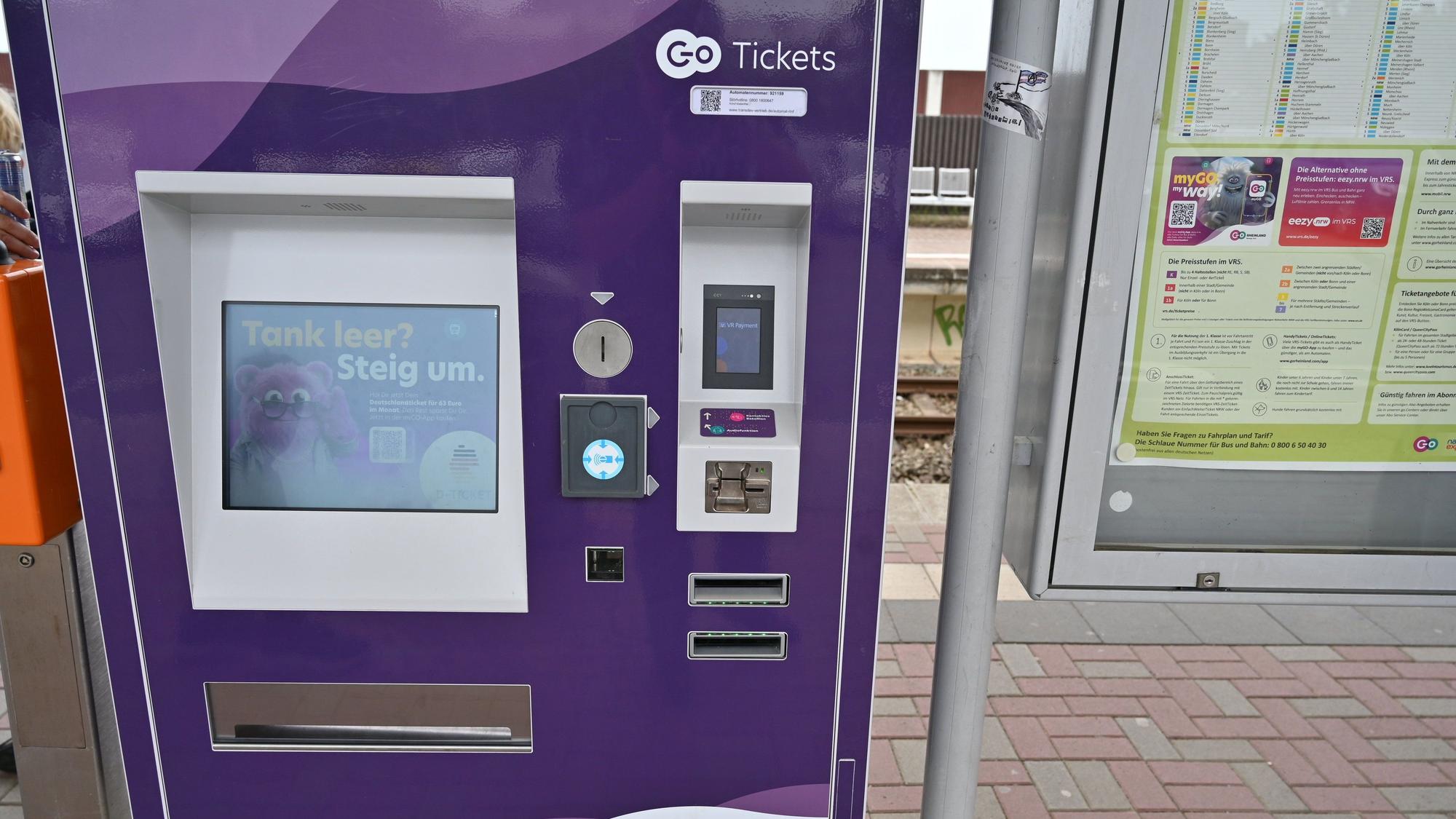 Das Foto zeigt einen Fahrkartenautomaten.