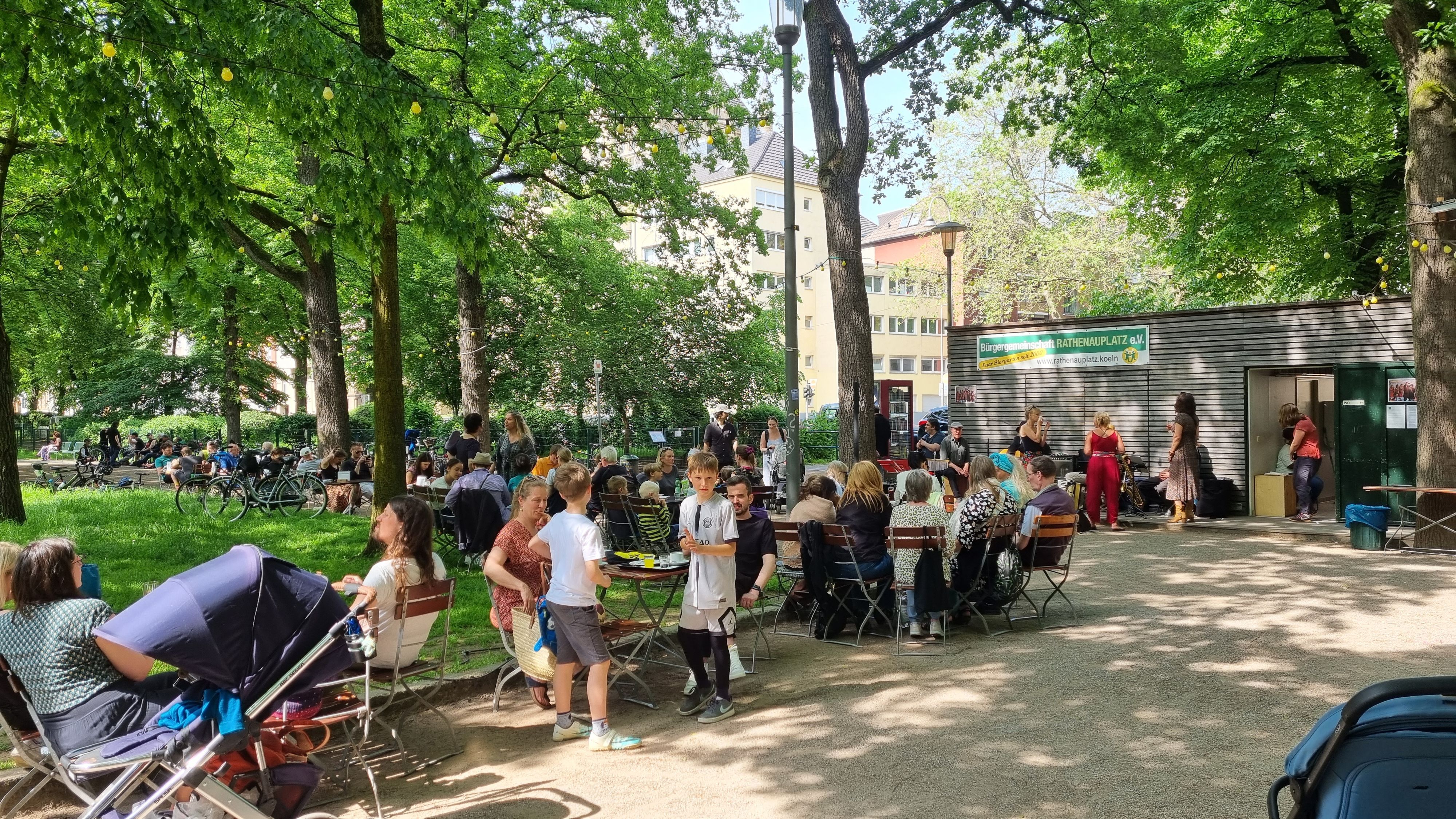 Der Rathenauplatz mit seinem Biergarten.