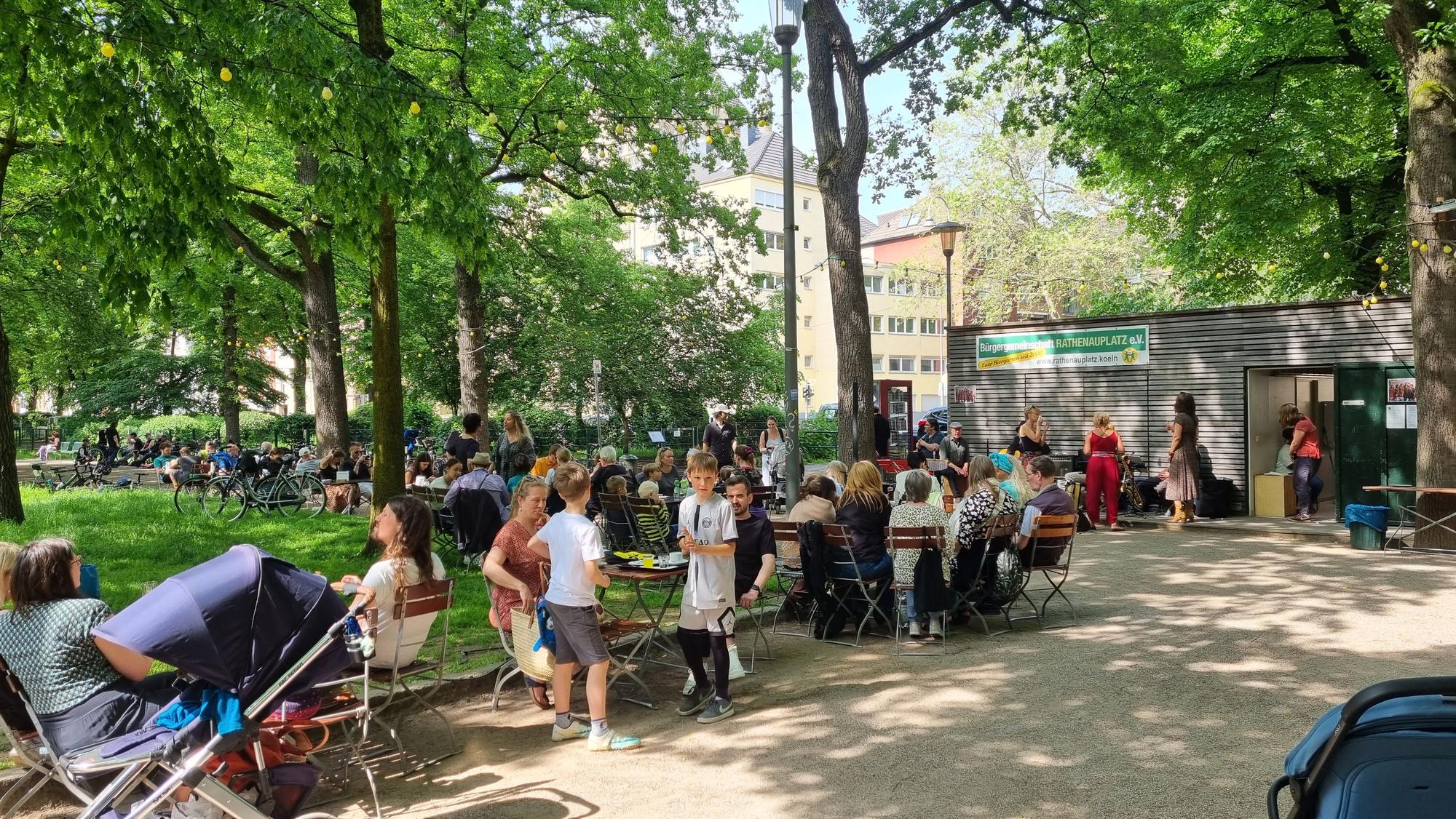 Der Rathenauplatz mit seinem Biergarten.