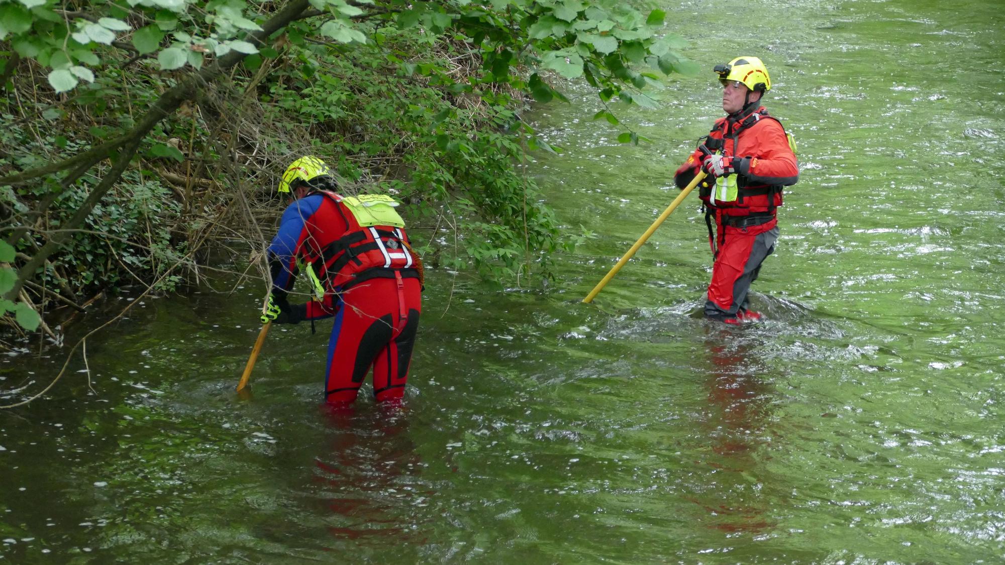 Strömungsretter der Feuerwehr suchen im Mühlengraben nach der fehlenden Hänsel-Figur.
