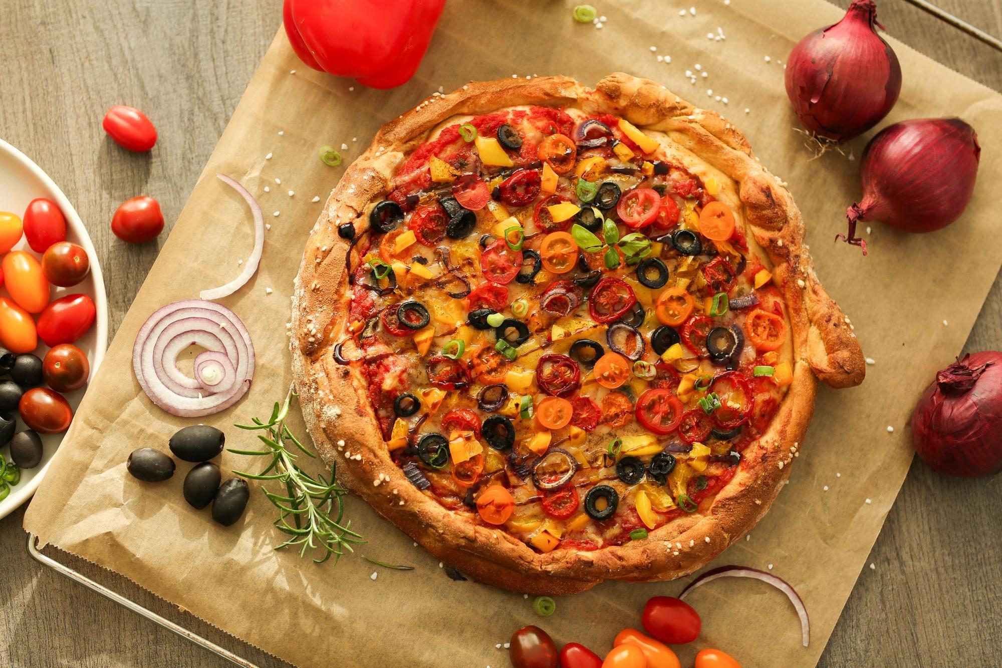Laugen-Pizza mit Paprika und Oliven
