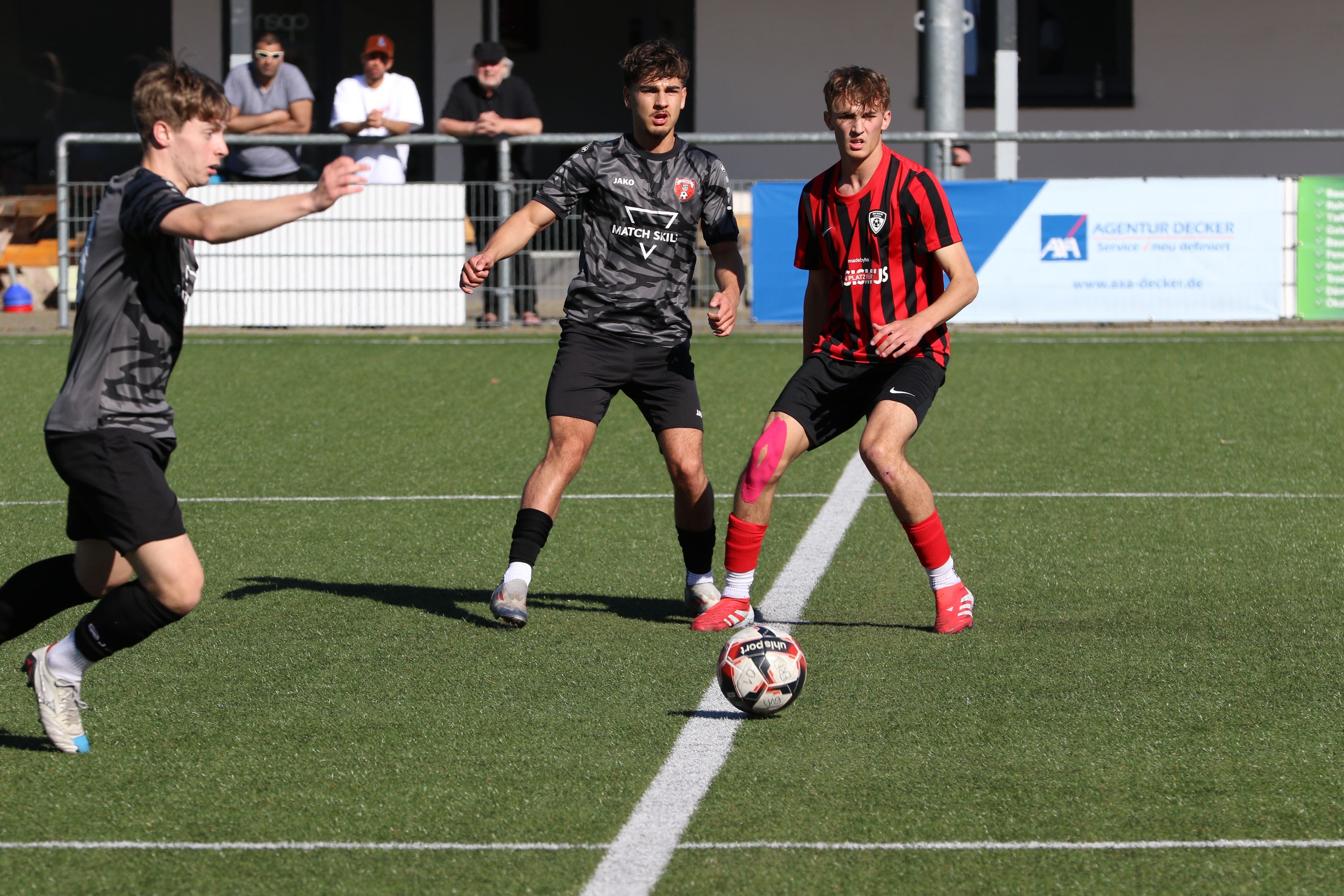 Alexander Bellstädt beobachtet, wie ein Hürther Spieler einen Ball erläuft.