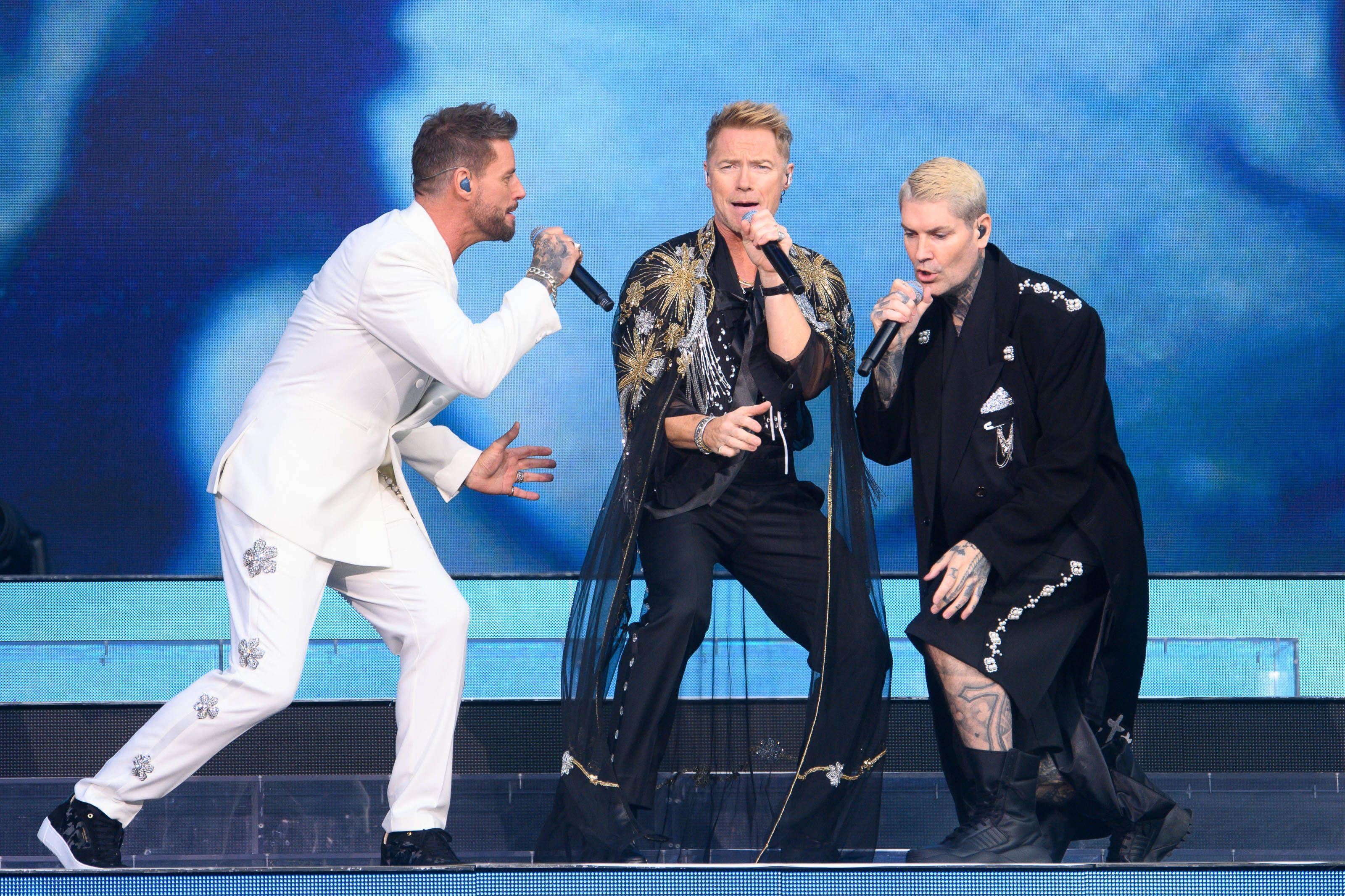 Keith Duffy, Ronan Keating und Shane Lynch performen.