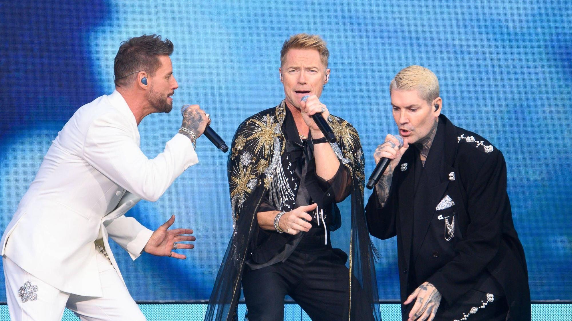 Keith Duffy, Ronan Keating und Shane Lynch performen.