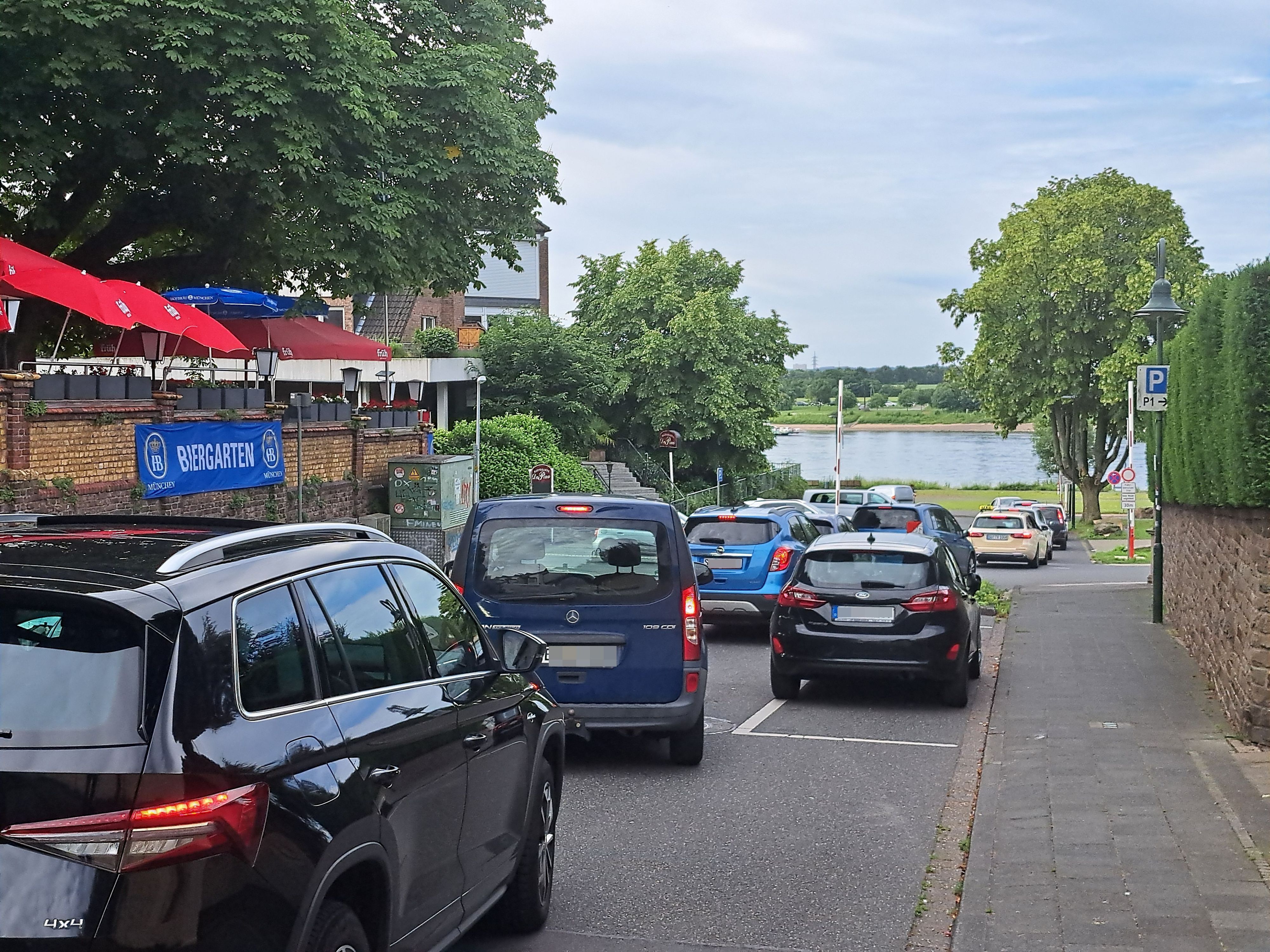 Wegen der Sperrung der Bonner Nordbrücke kommt es auf dem Weg zum Fähranleger in Niederkassel-Mondorf zu erheblichen Staus.