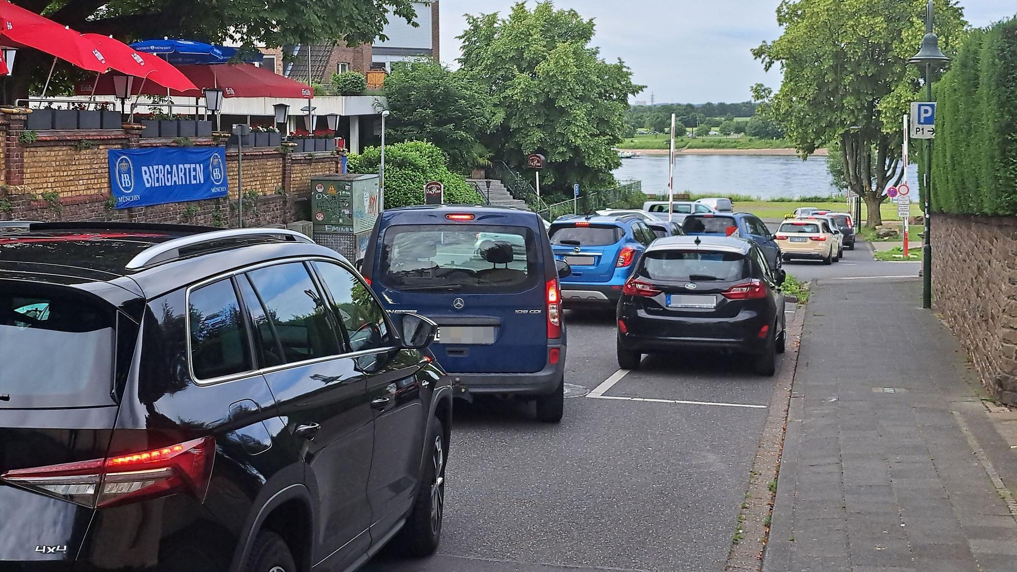 Wegen der Sperrung der Bonner Nordbrücke kommt es auf dem Weg zum Fähranleger in Niederkassel-Mondorf zu erheblichen Staus.