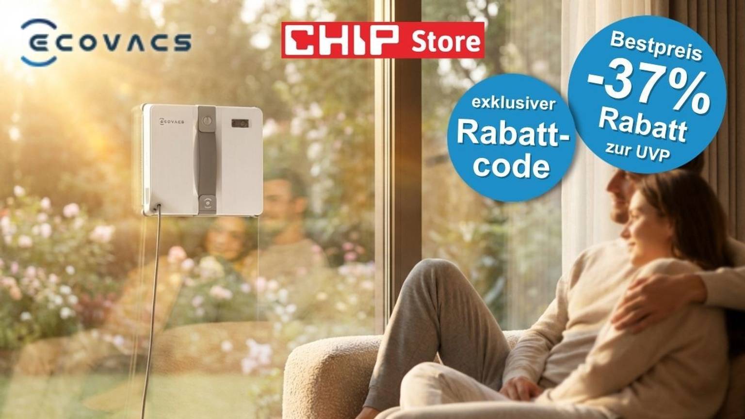 Der weiß-graue Ecovacs Winbot Mini Fensterputzroboter haftet an einem großen Panoramafenster mit warmem Sonnenlicht und Blick auf einen blühenden Garten. Im Hintergrund sitzt ein Pärchen entspannt auf einem Sofa. Links oben das Ecovacs-Logo, daneben das rote CHIP Store-Logo.
