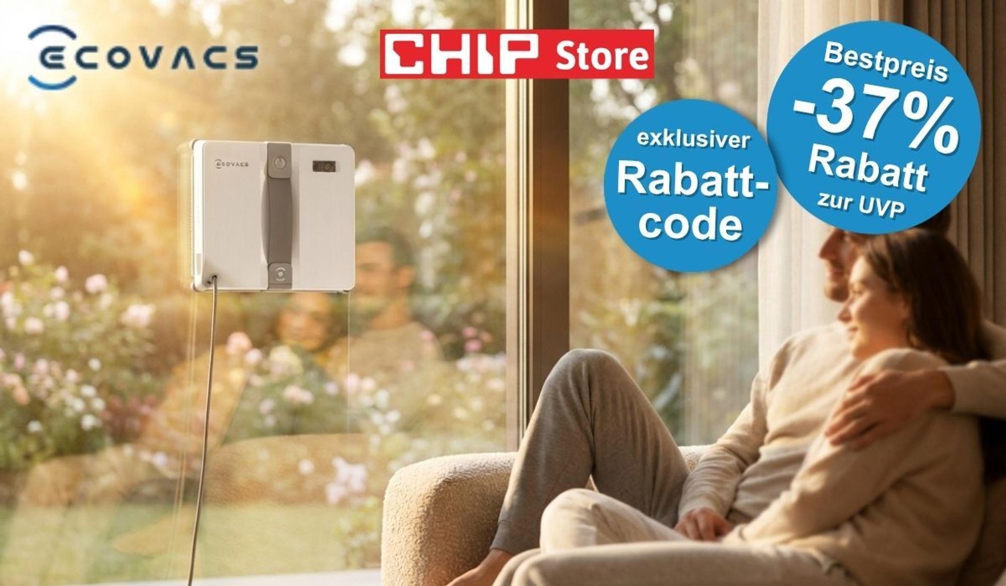 Der weiß-graue Ecovacs Winbot Mini Fensterputzroboter haftet an einem großen Panoramafenster mit warmem Sonnenlicht und Blick auf einen blühenden Garten. Im Hintergrund sitzt ein Pärchen entspannt auf einem Sofa. Links oben das Ecovacs-Logo, daneben das rote CHIP Store-Logo.