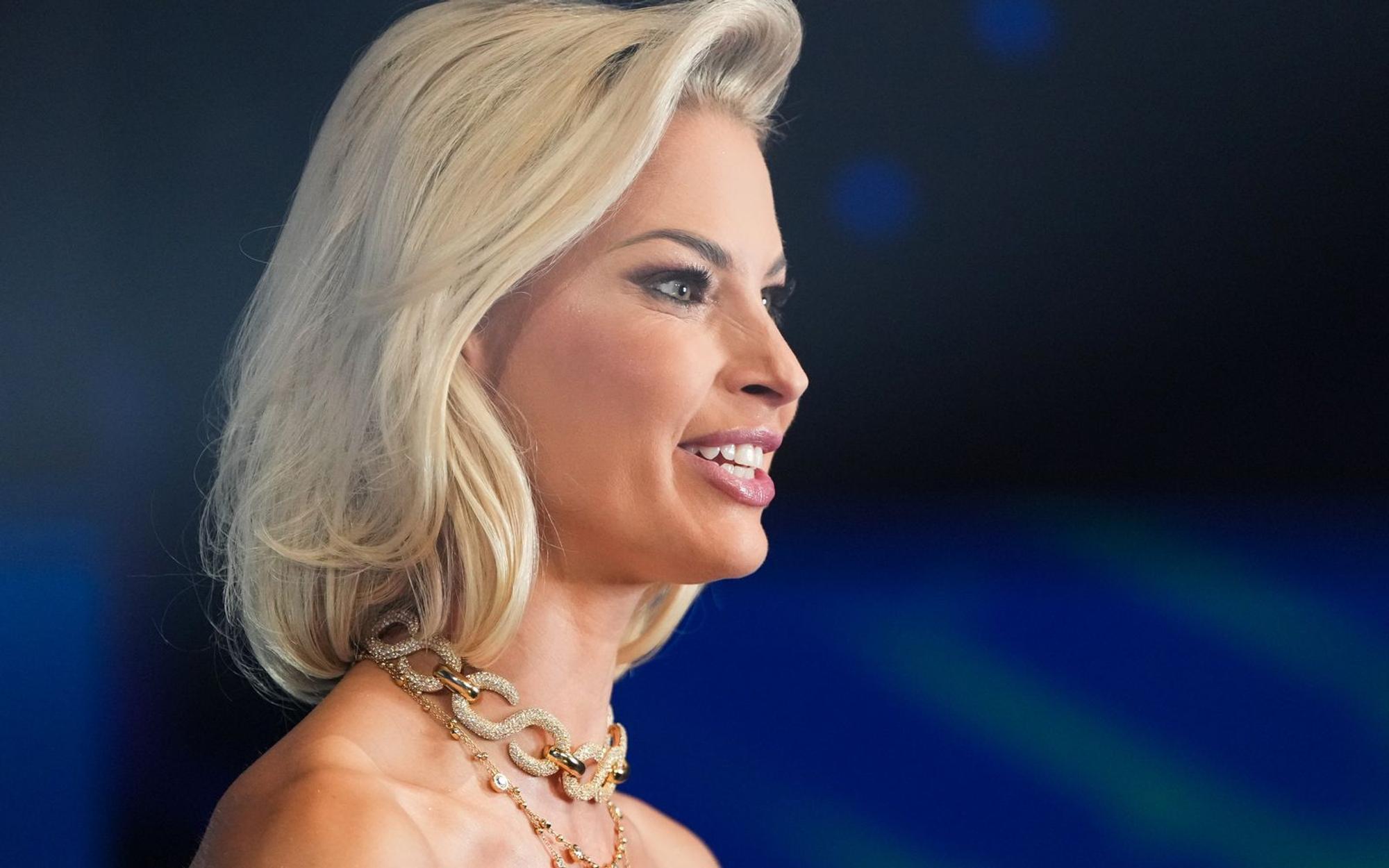 DSDS-Jurorin und Partysängerin Isi Glück hat sich im Podcast „Frühstück bei Barbara“ an einen unschönen Bühnen-Zwischenfall erinnert. (Bild: 2026 Getty Images/Pau Barrena)