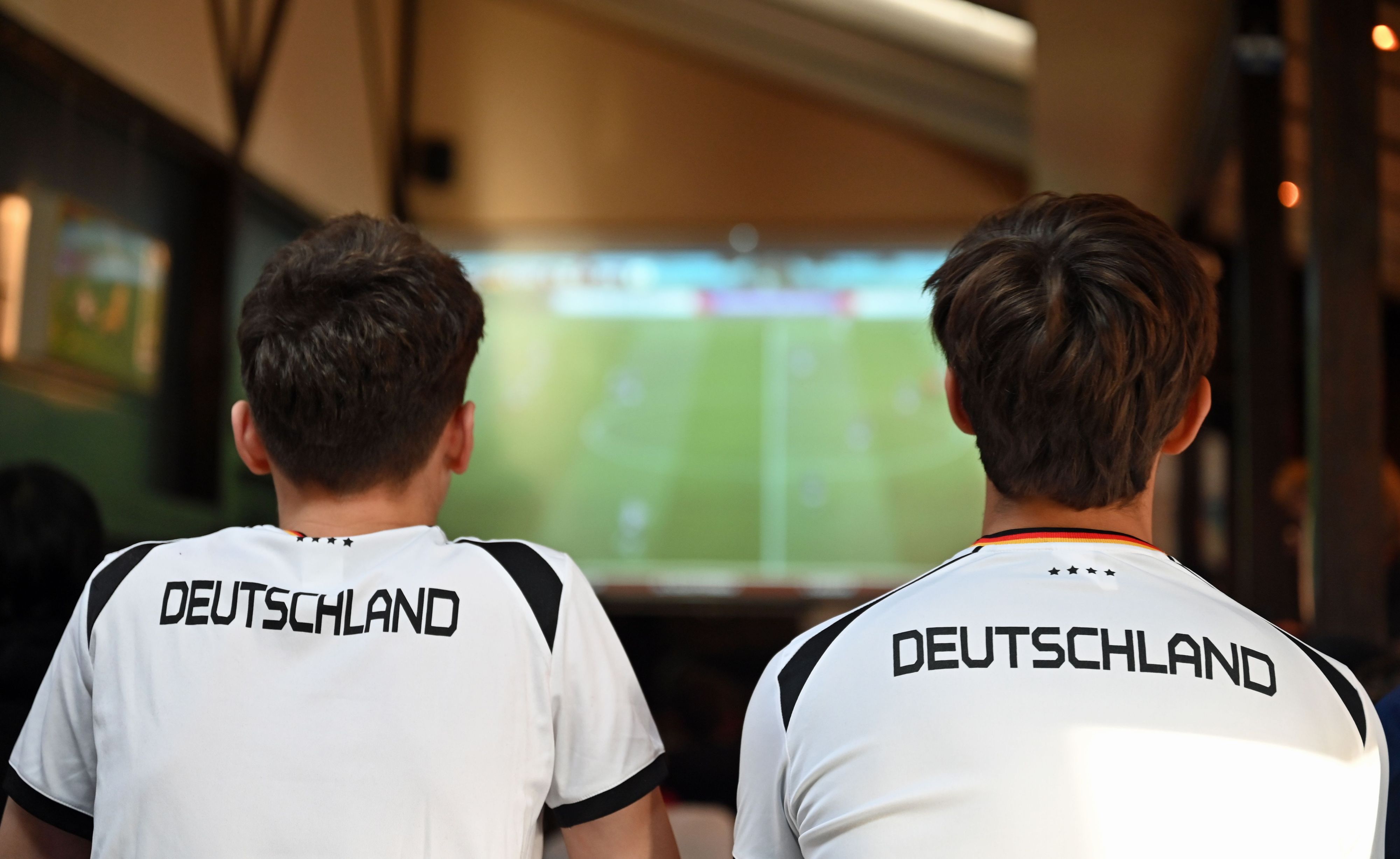 Fans verfolgen die WM gemeinsam auf einer Leinwand.