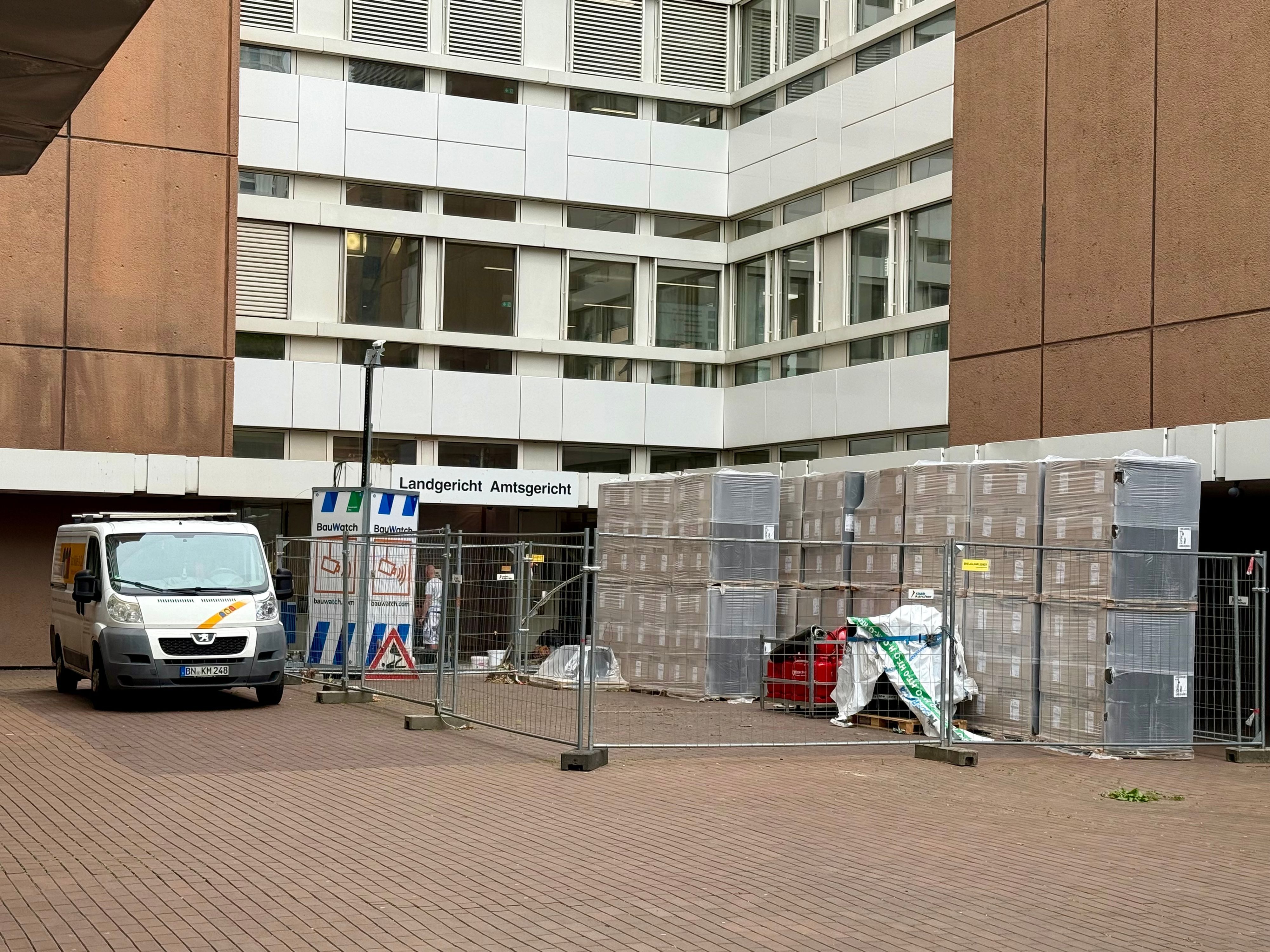 Der Seiteneingang des Kölner Landgerichts mit Baustelle