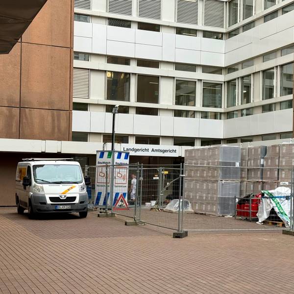 Der Seiteneingang des Kölner Landgerichts mit Baustelle