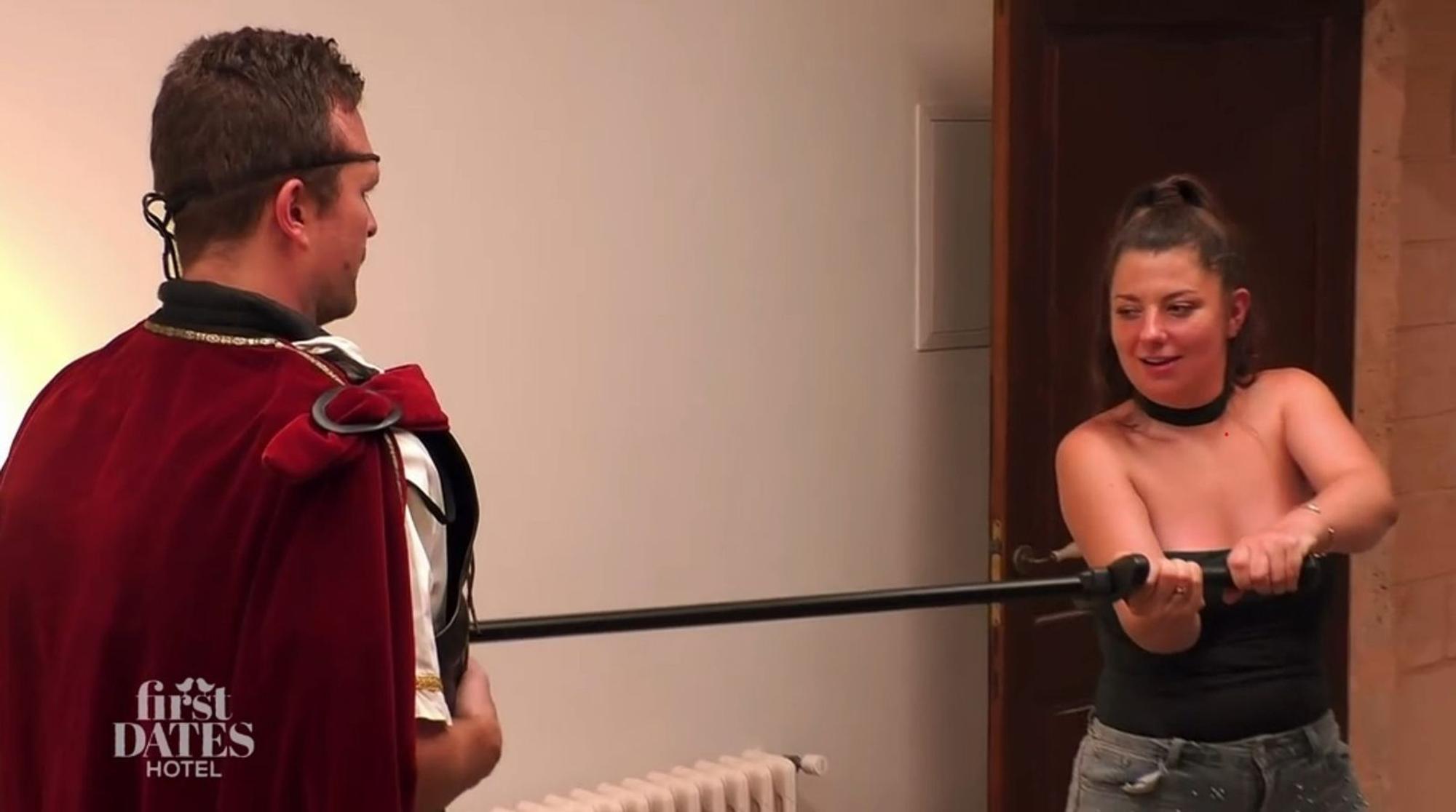 Christoph und Eunice wagten den Schwertkampf im „First Dates Hotel“. (Bild: RTL)