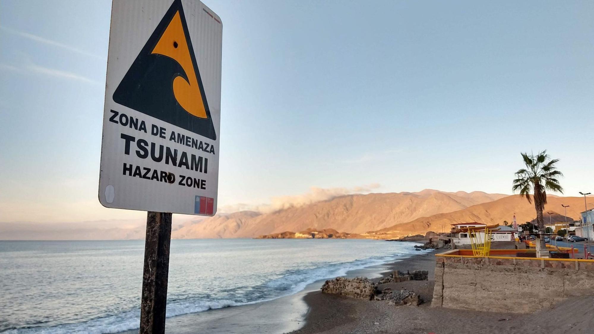 Tsunami-Warnschild an einem Strand in Chile