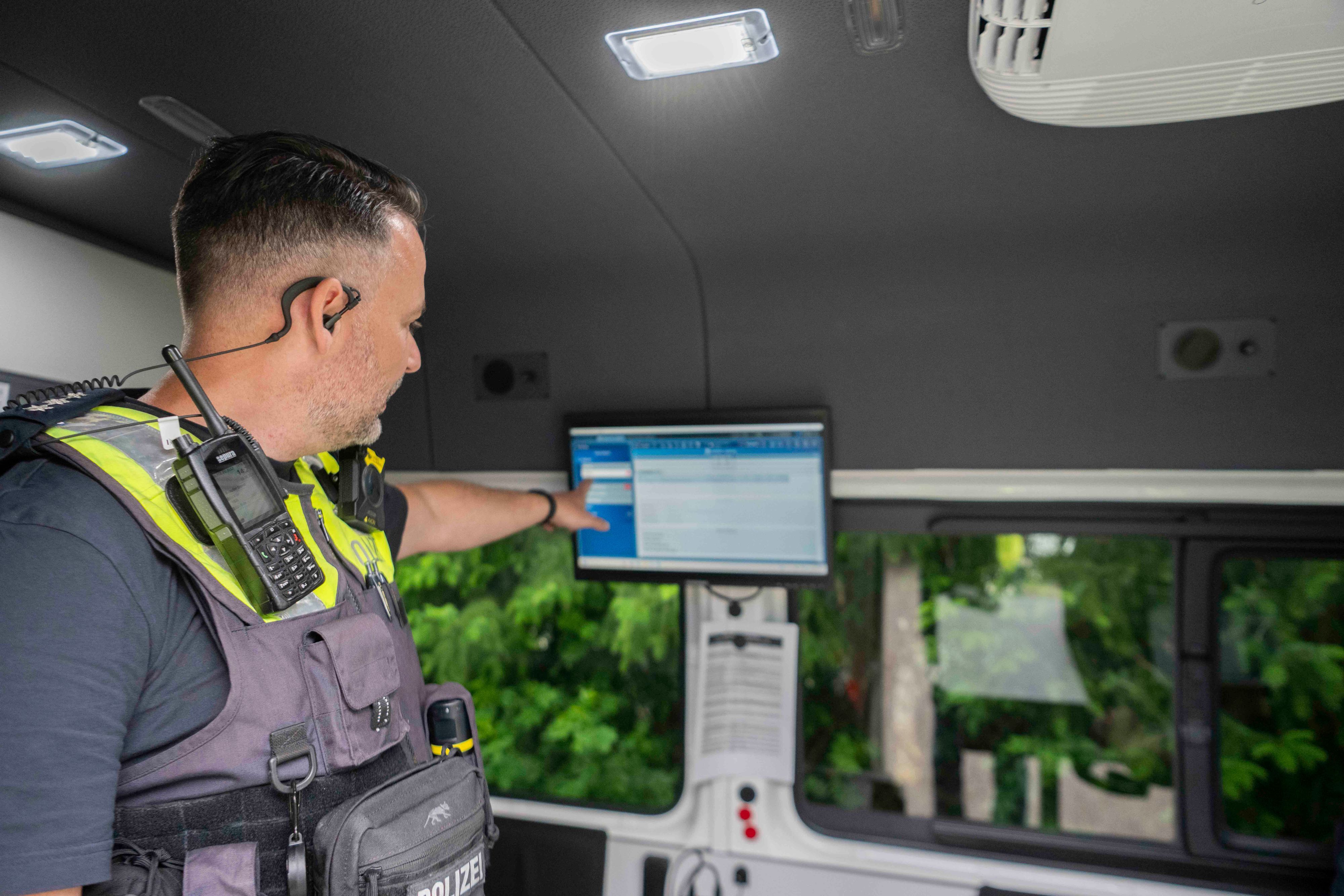 Das Bild zeigt den Hauptkommissar der Euskirchener Polizei, der auf einen Bildschirm zeigt.