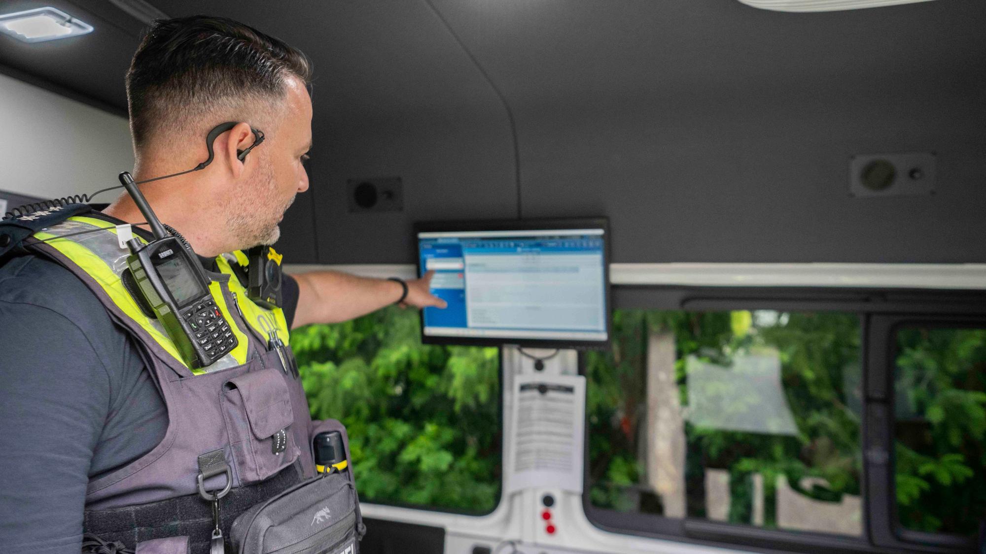 Das Bild zeigt den Hauptkommissar der Euskirchener Polizei, der auf einen Bildschirm zeigt.