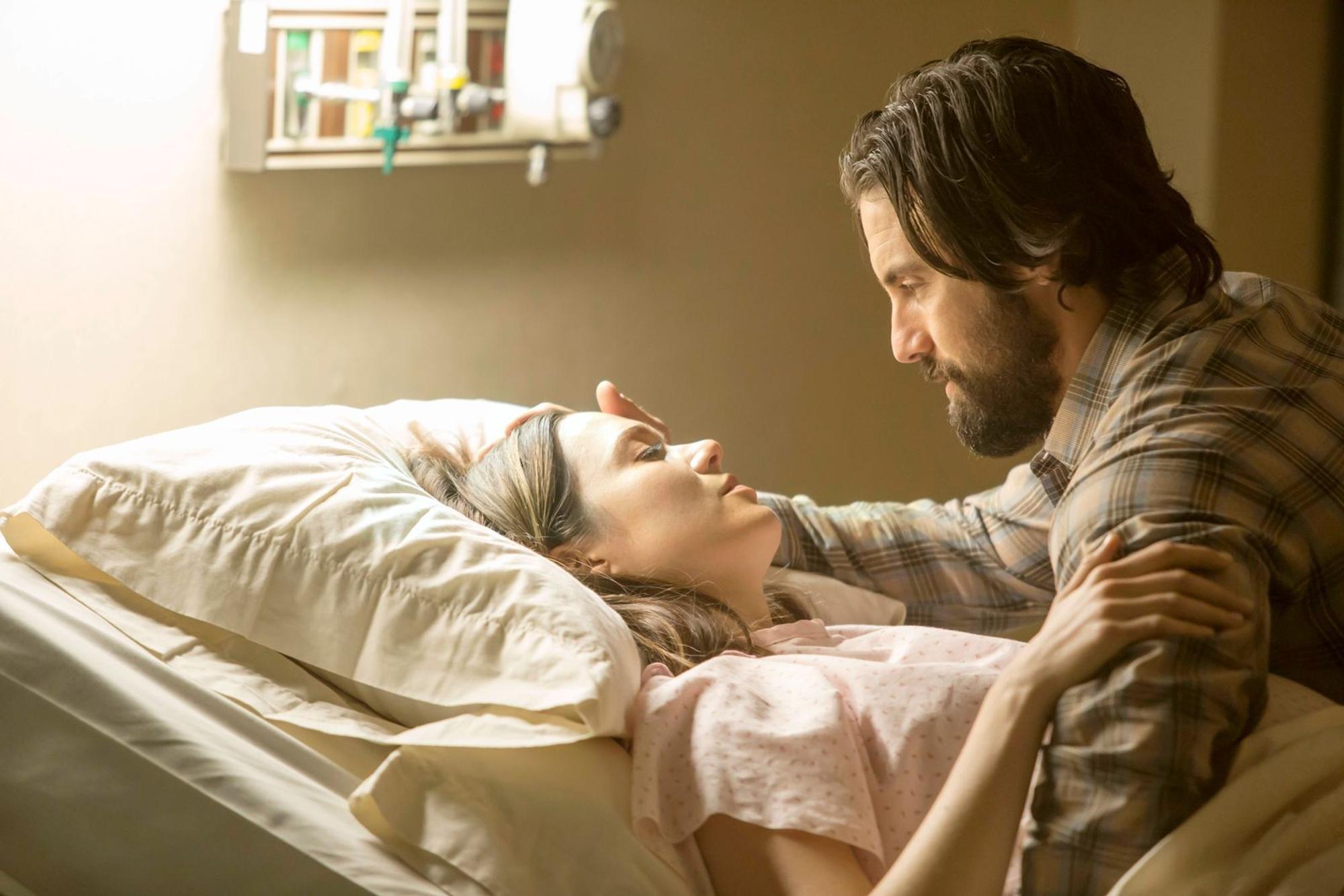 Die Pilotfolge, auf die 105 weitere in insgesamt sechs Staffeln folgten: Rebecca (Mandy Moore) verliert bei der Geburt einen ihrer Drillinge. Noch am selben Tag beschließen sie und ihr Mann Jack (Milo Ventimiglia), den am selben Tag geborenen Randall zu adoptieren, der von seinem Vater ausgesetzt worden war. (Bild: ZDF/NBC)