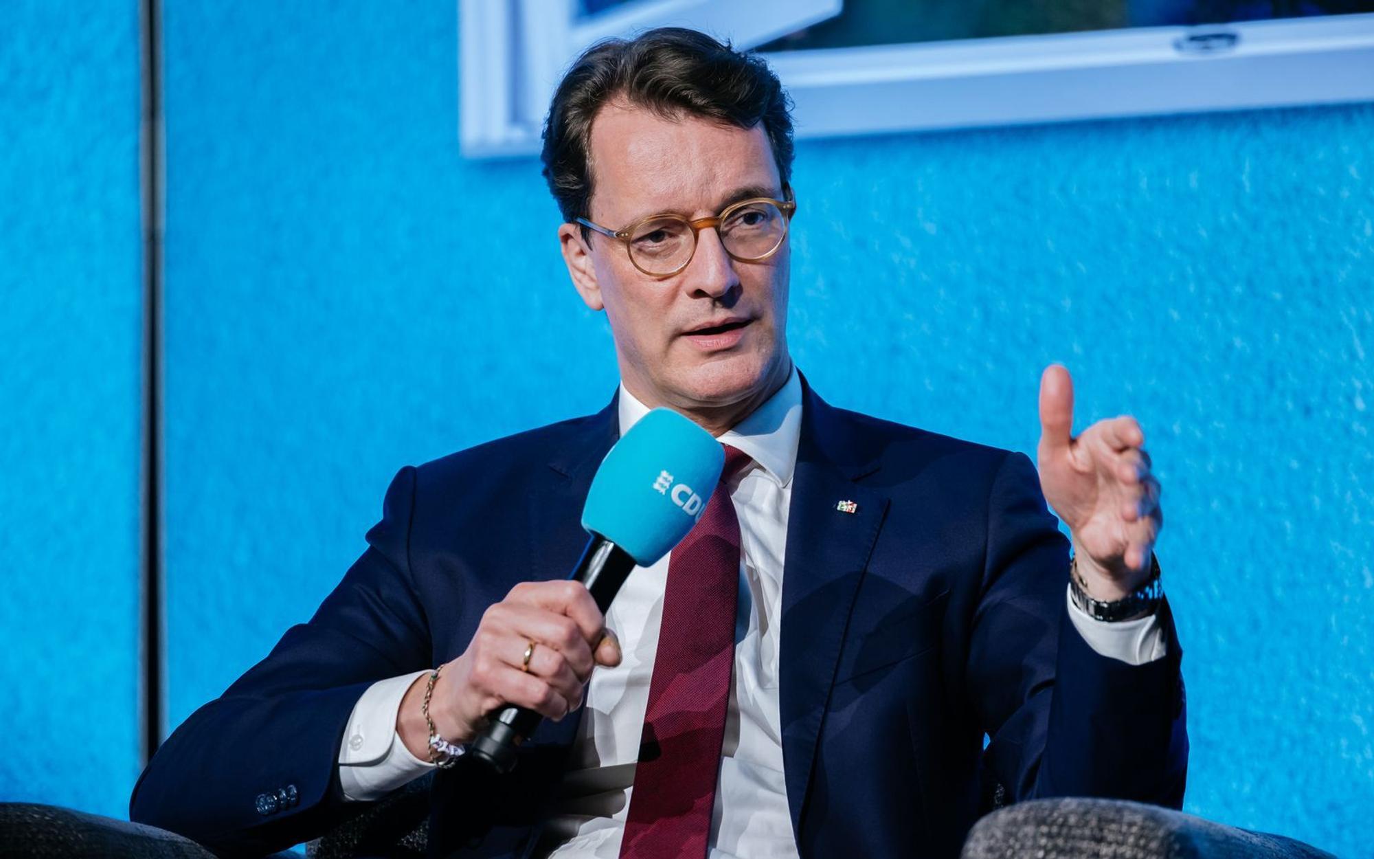 Hendrik Wüst ist seit 2021 der Ministerpräsident von Nordrhein-Westfalen. (Bild: Getty Images / Thomas Niedermueller)