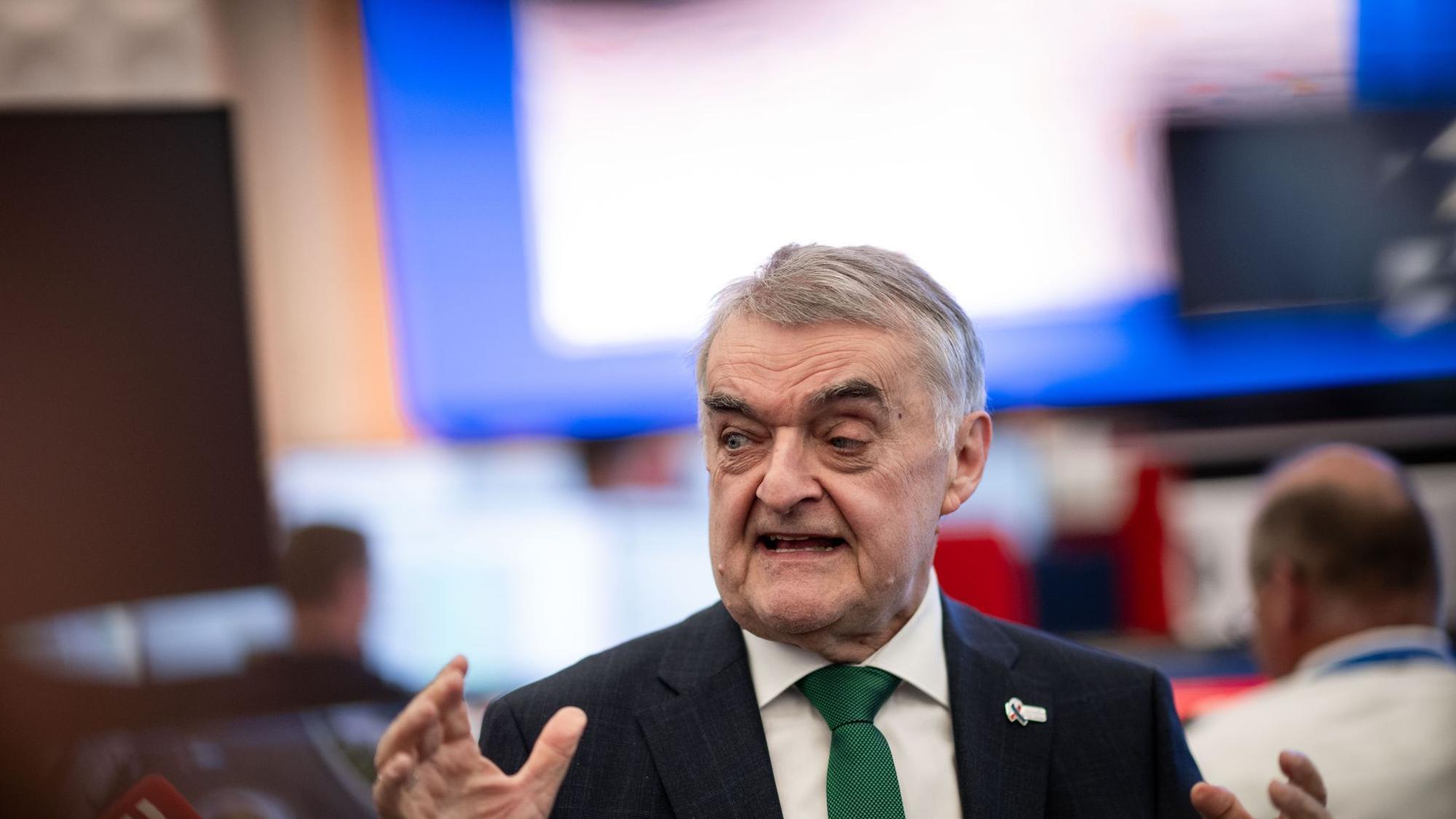Reul verteidigt verjährte Überstunden bei Polizei