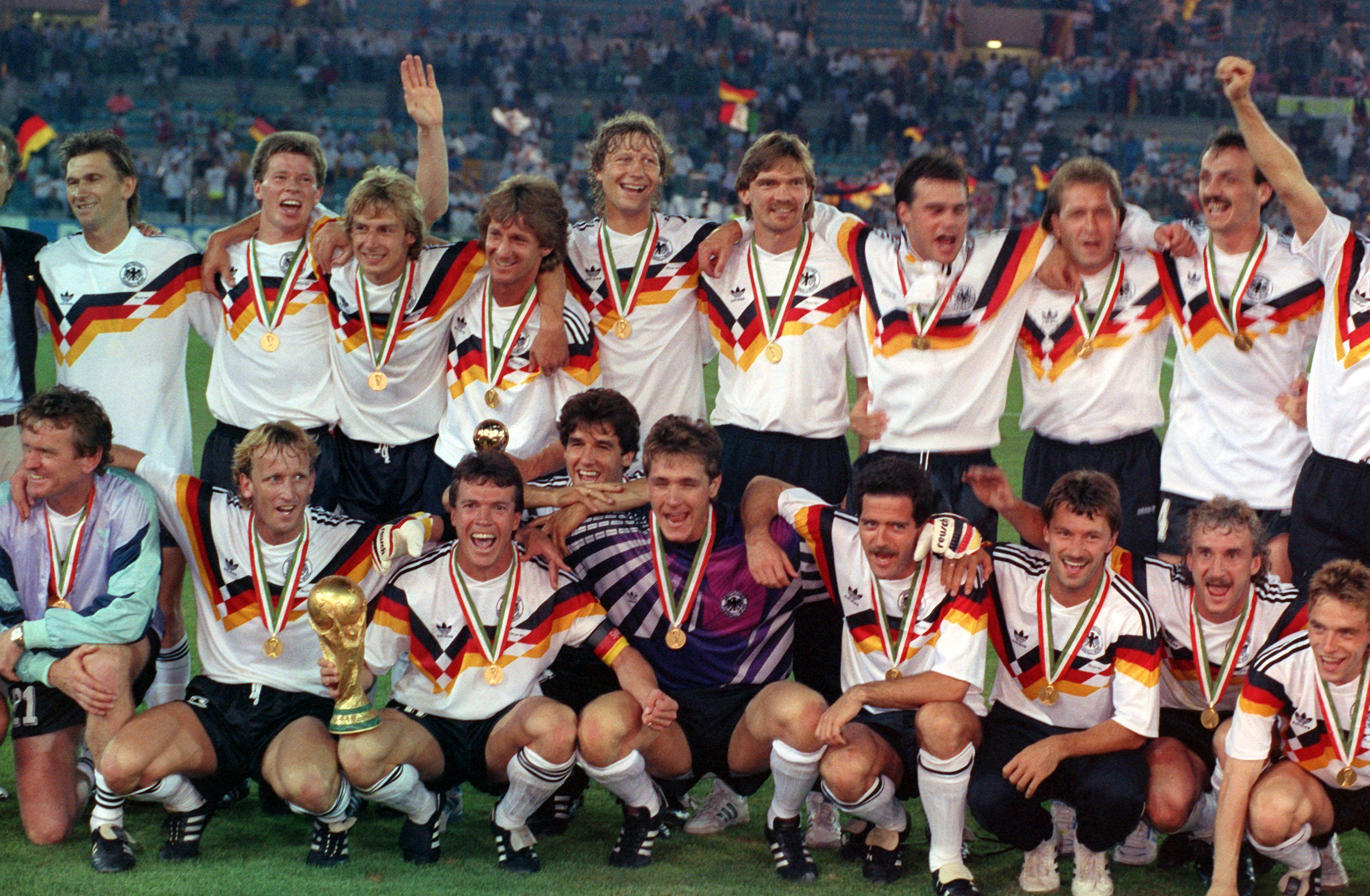 Die deutsche Nationalmannschaft 1990 nach dem WM-Sieg gegen Argentinien in Italien.