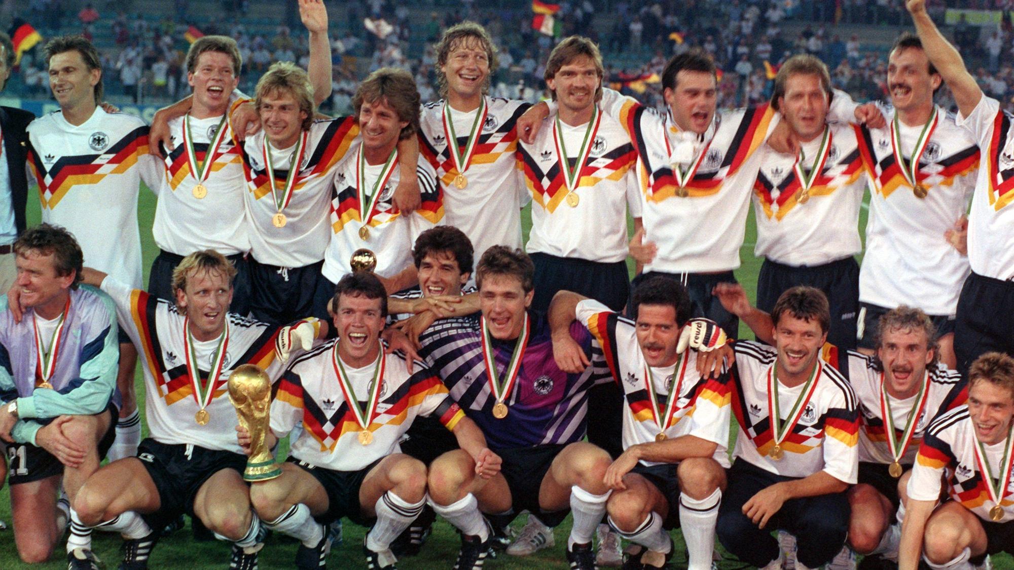 Die deutsche Nationalmannschaft 1990 nach dem WM-Sieg gegen Argentinien in Italien.