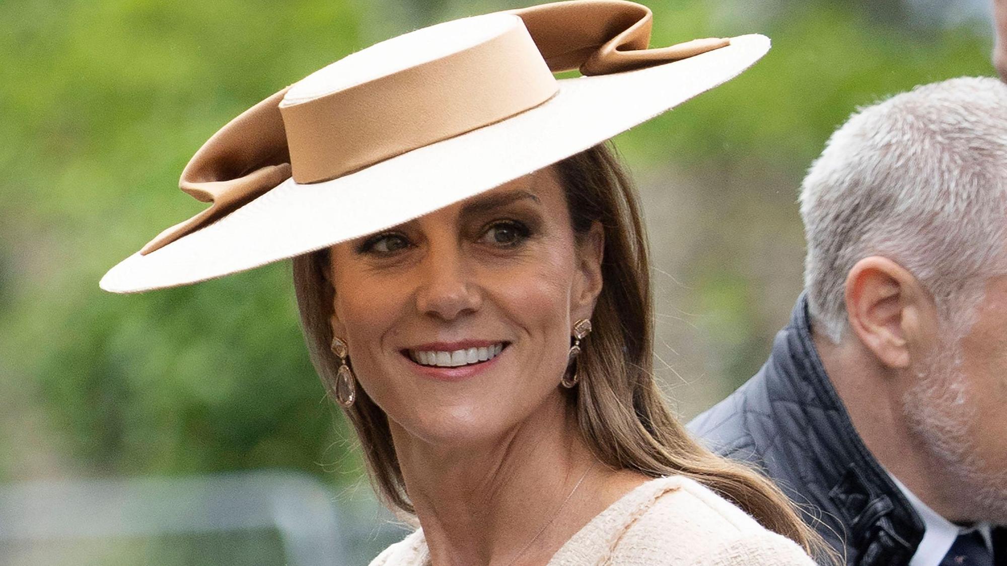 Prinzessin Kate lächelt.