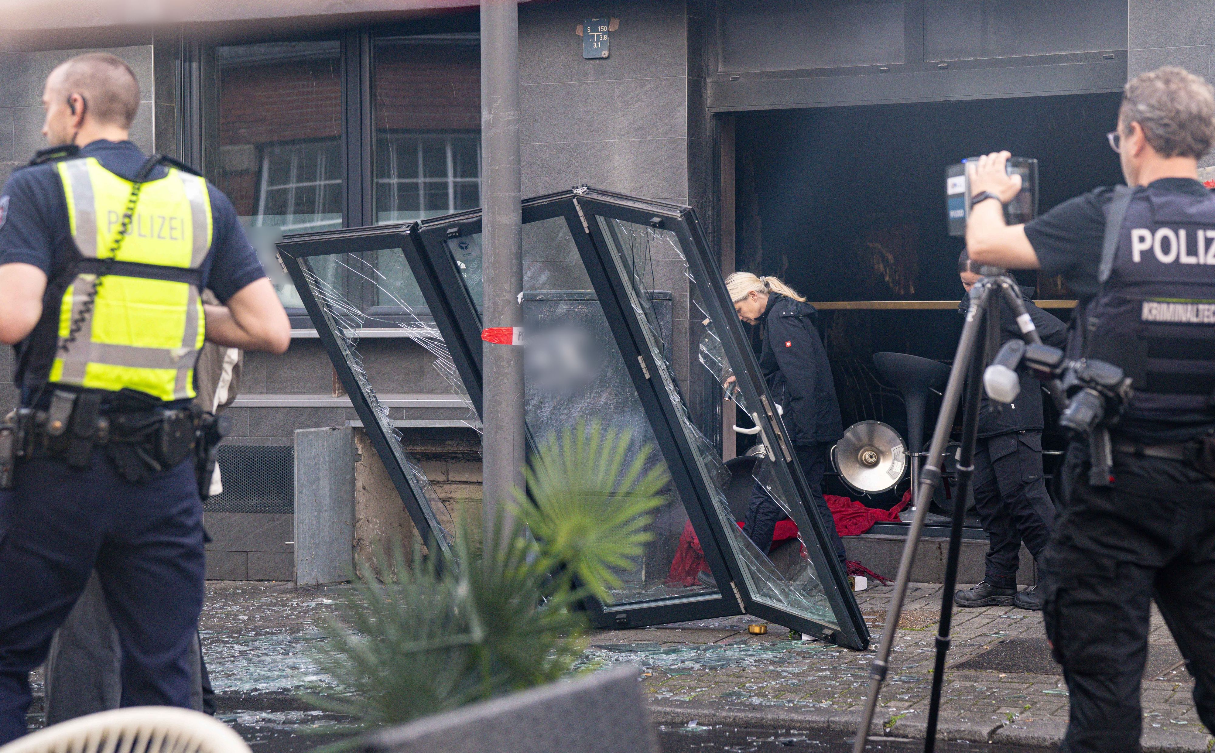 Einsatzkräfte nach einer Explosion in einer Bar in der Kölner Innenstadt.