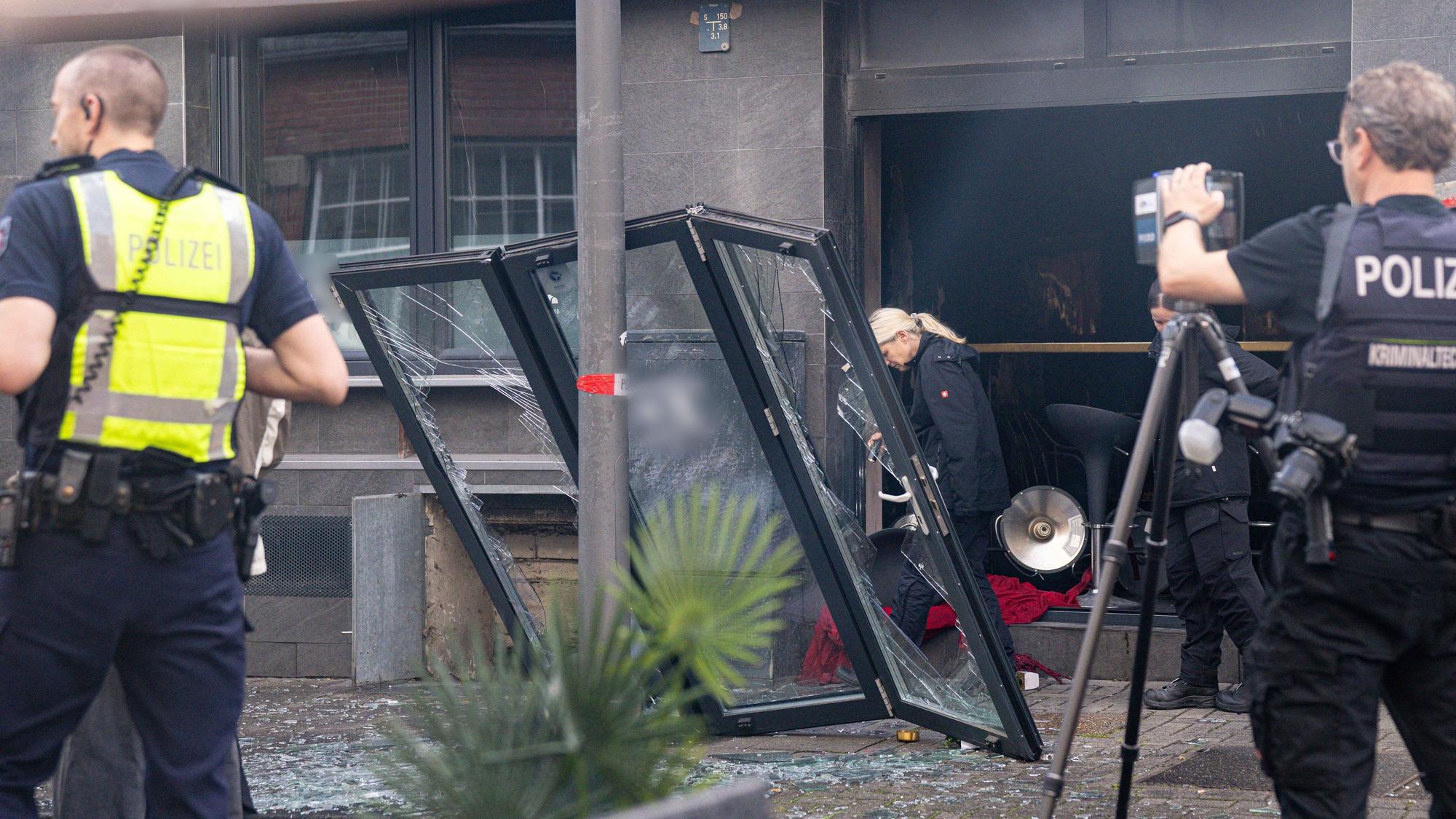 Einsatzkräfte nach einer Explosion in einer Bar in der Kölner Innenstadt.