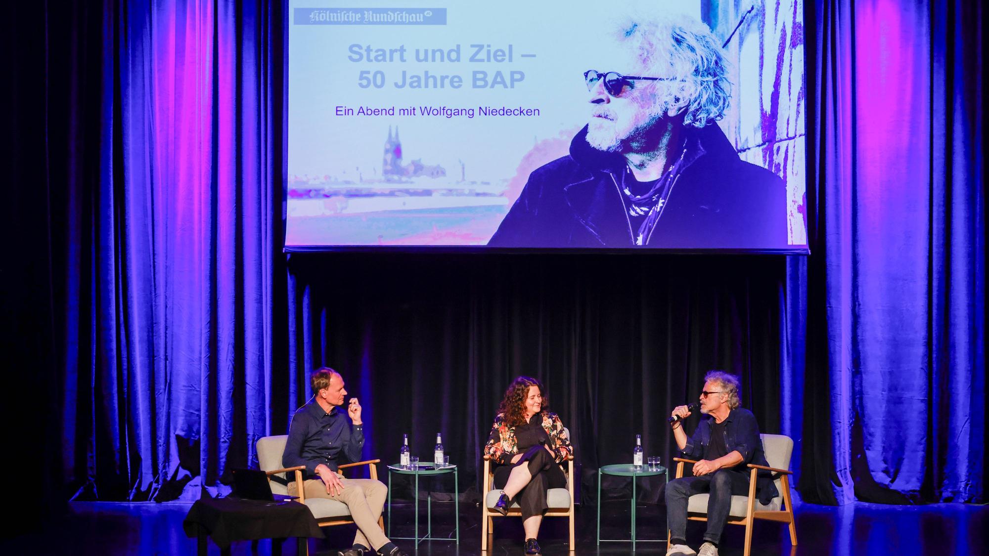 Wolfgang Niedecken (rechts) spricht in der Comedia mit Jens Meifert und Anne Burgmer.